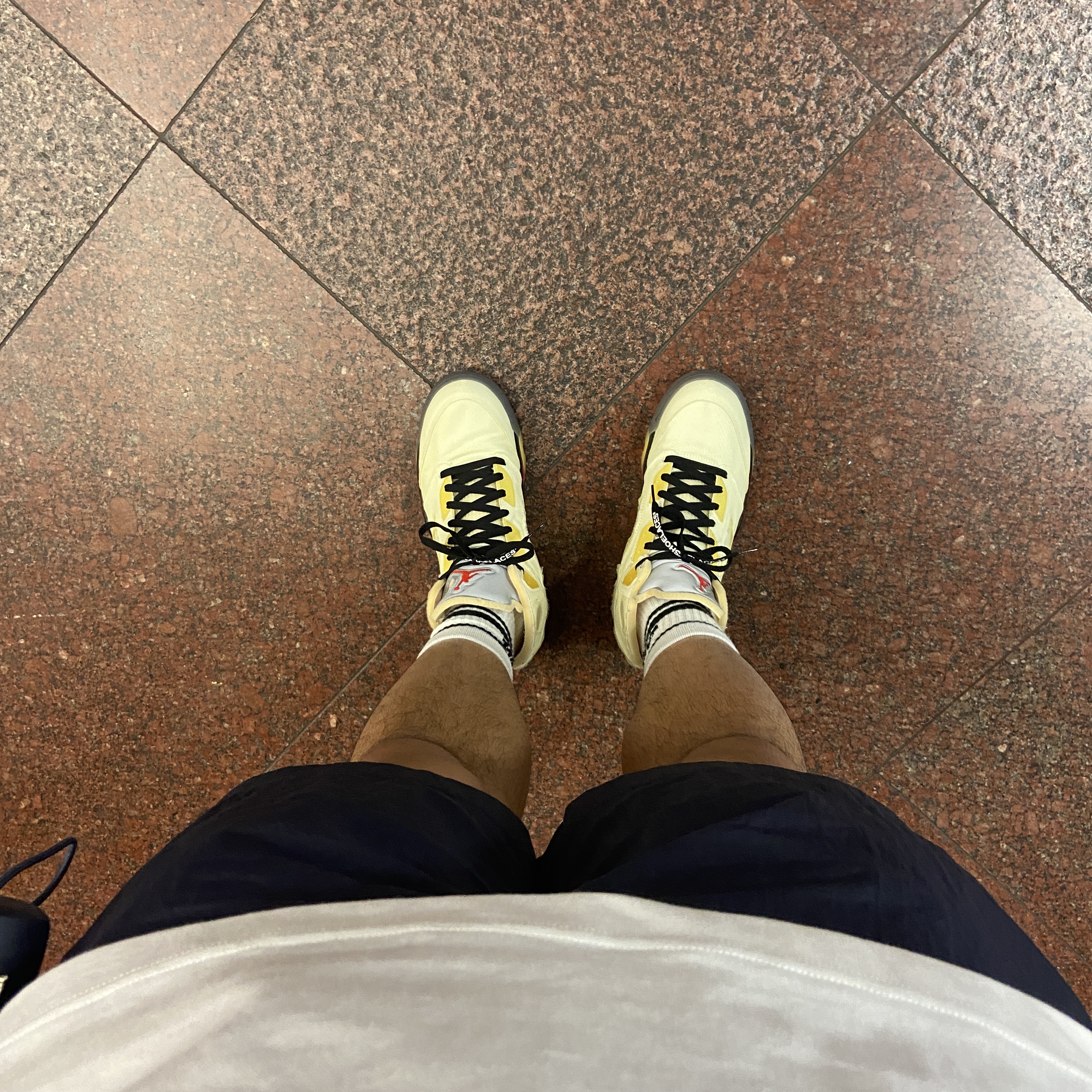 Jordan 5 x Off-White Retro SP Sail Fire Red 착용 스타일
