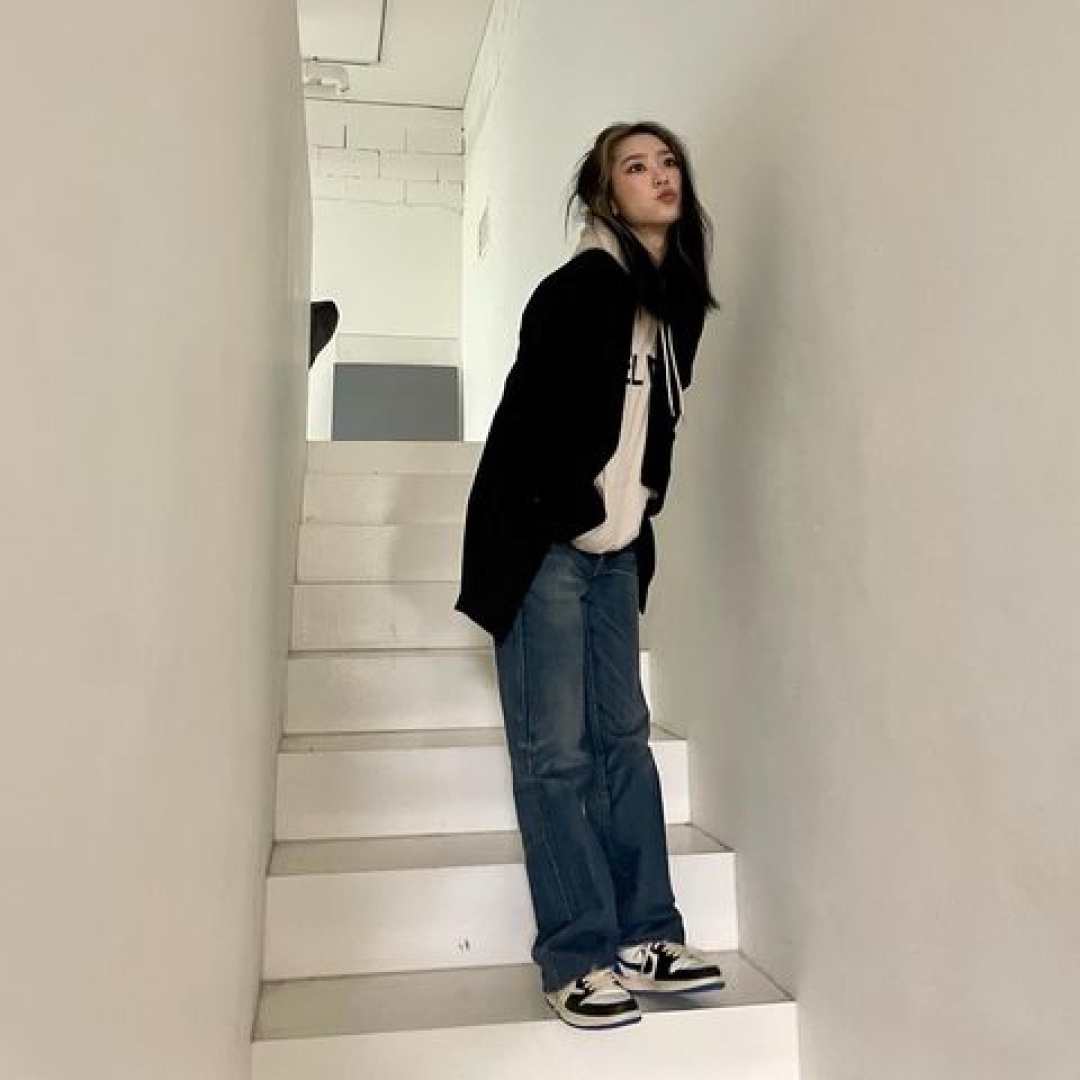 Jordan 1 x Travis Scott x Fragment Retro Low OG SP Military Blue, (W) Celine Loose Hooded Sweatshirt with Celine Print in Cotton Fleece Ivory Black 착용 스타일 - 3
