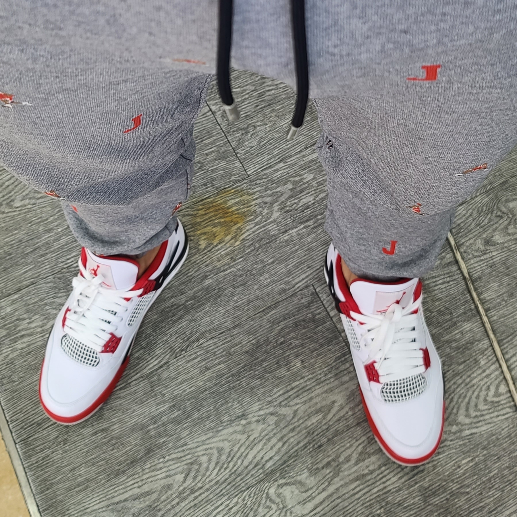 Jordan 4 Retro OG Fire Red 2020 착용 스타일 - 3