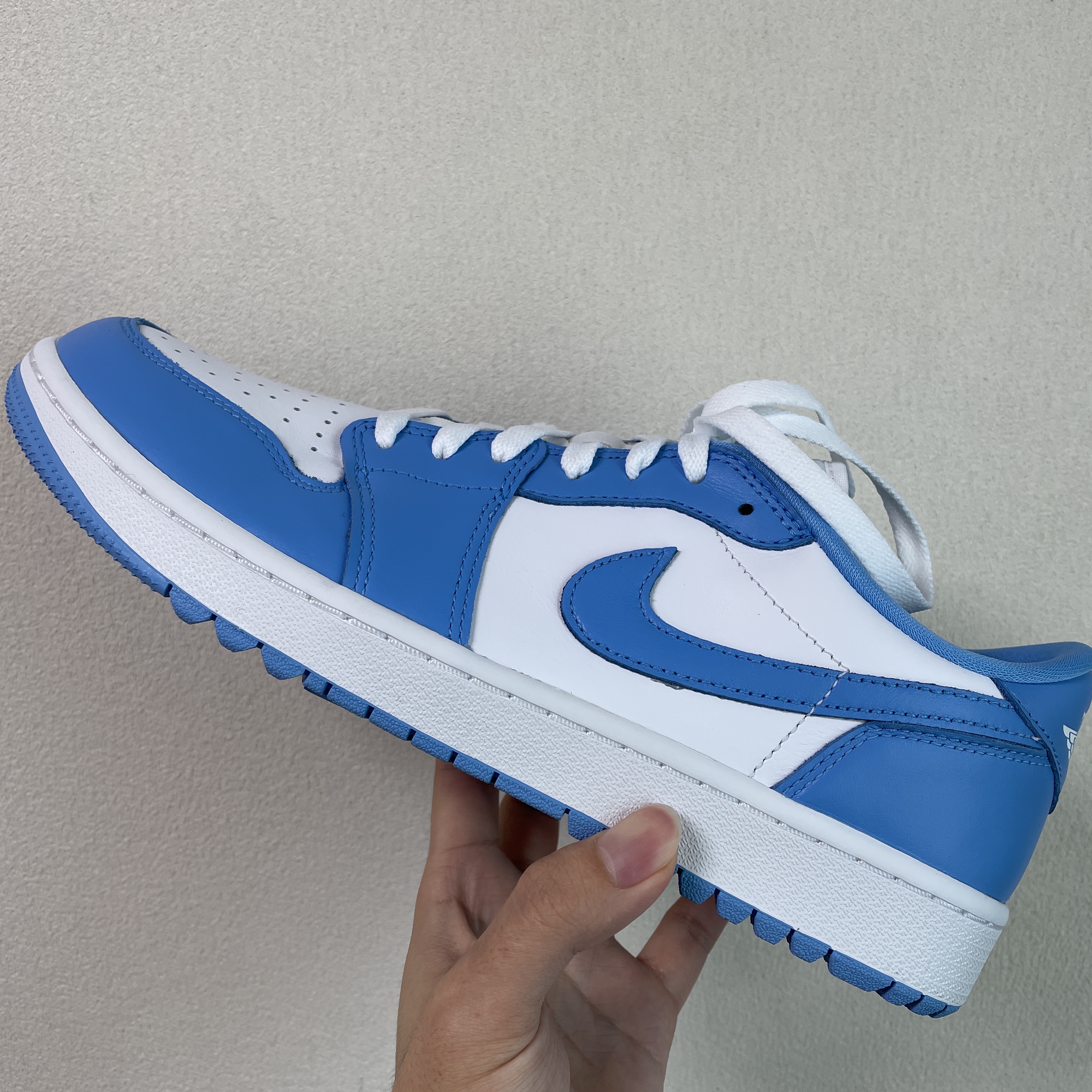 Jordan 1 Low Golf White and University Blue 착용 스타일