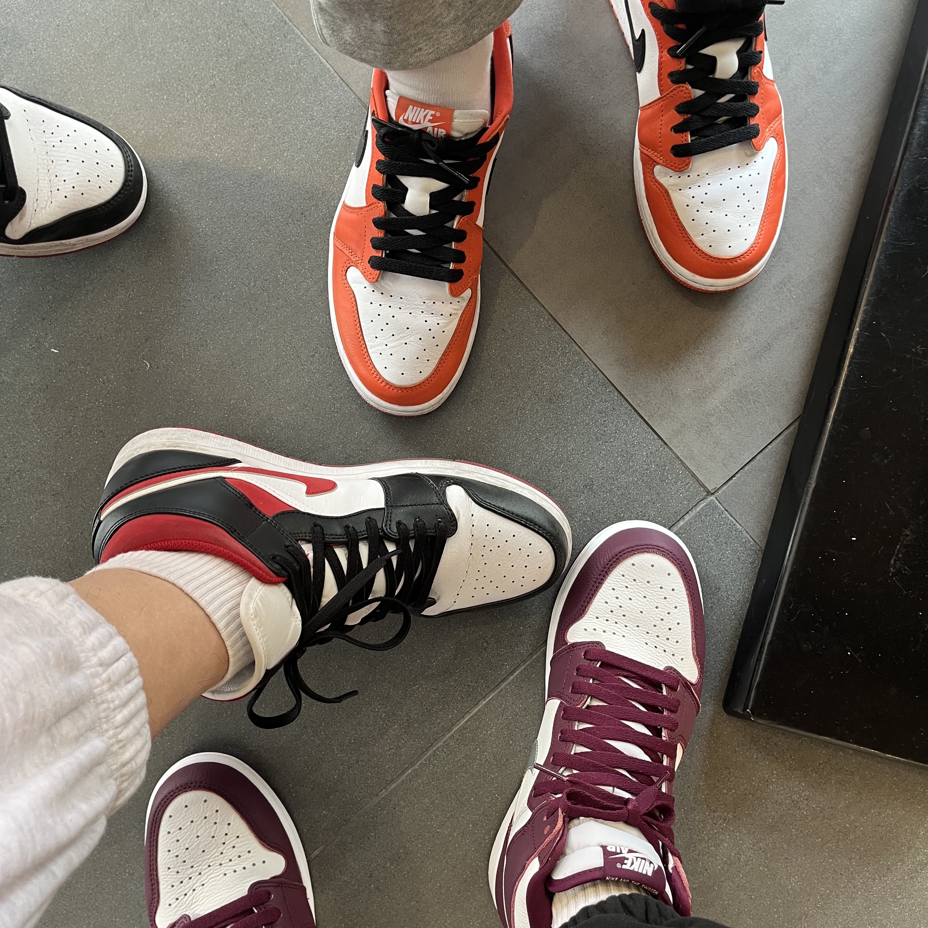 Jordan 1 Low OG Starfish, Jordan 1 Mid Gym Red Black White 착용 스타일