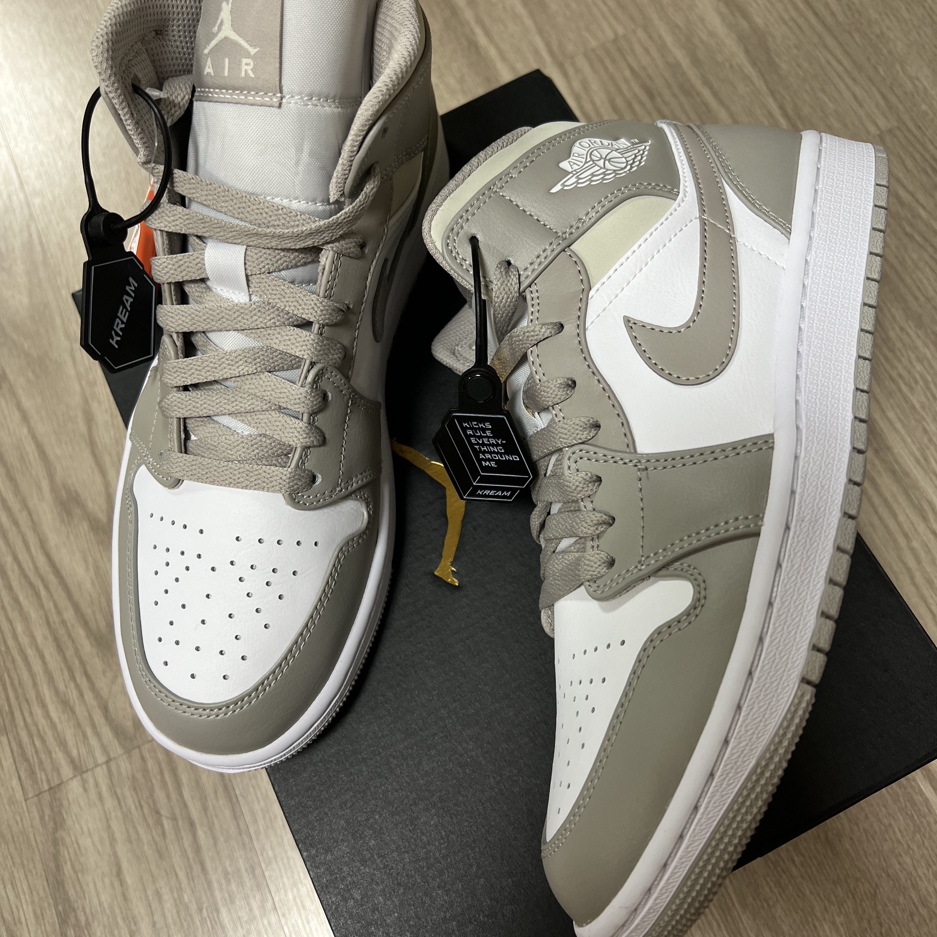 Jordan 1 Mid College Grey 착용 스타일