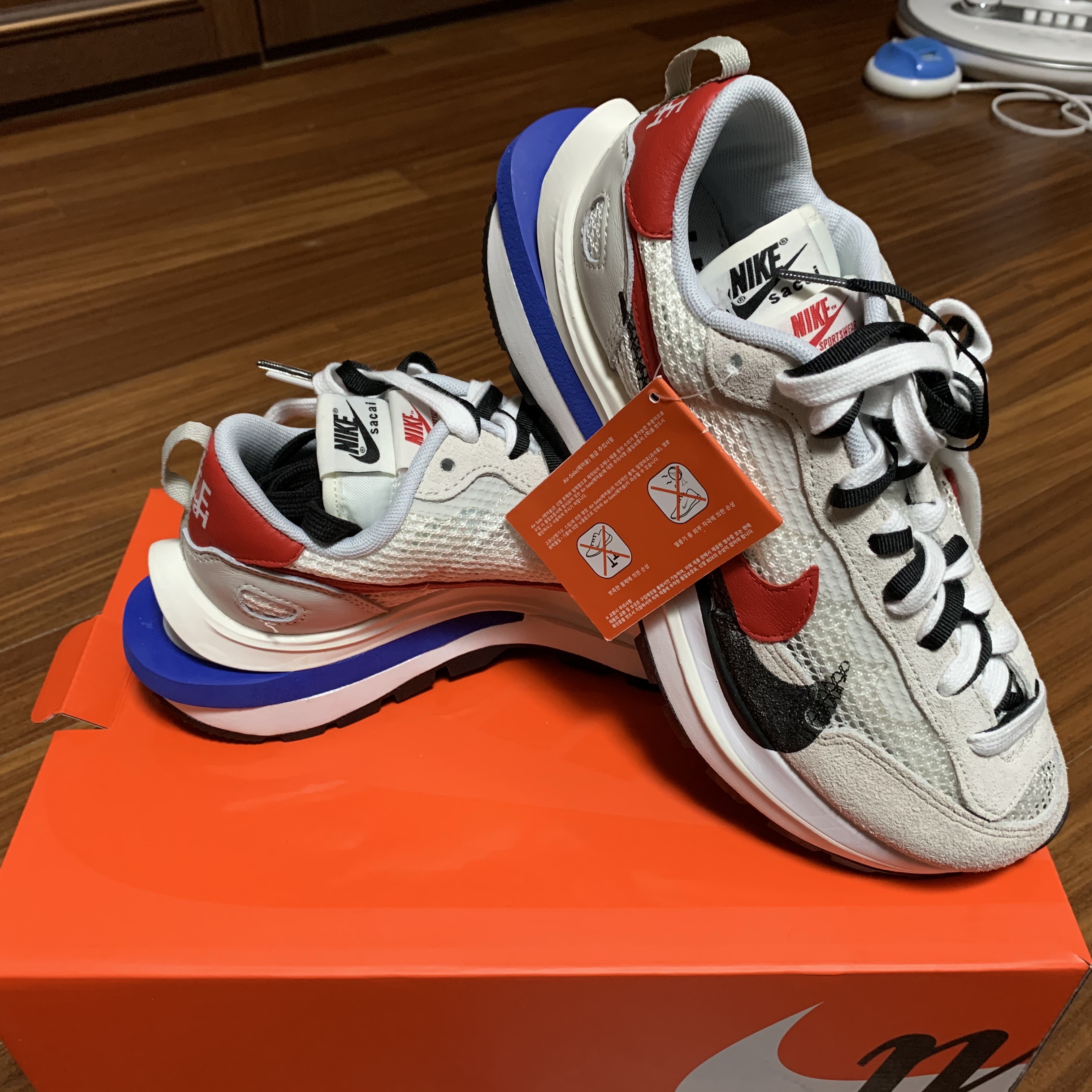Nike x Sacai VaporWaffle Royal Fuchsia 착용 스타일 - 2