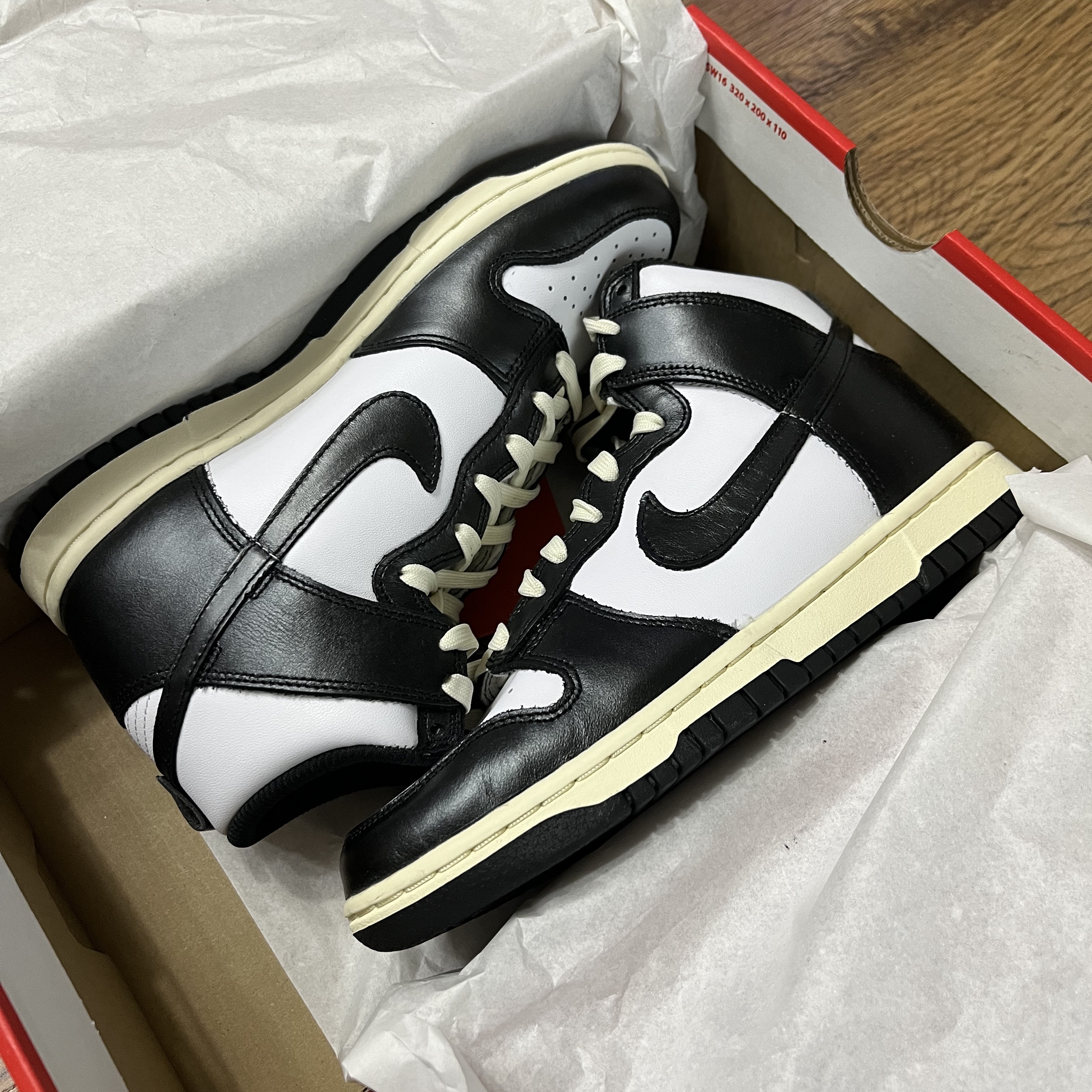 (W) Nike Dunk High Vintage Black 착용 스타일 - 2
