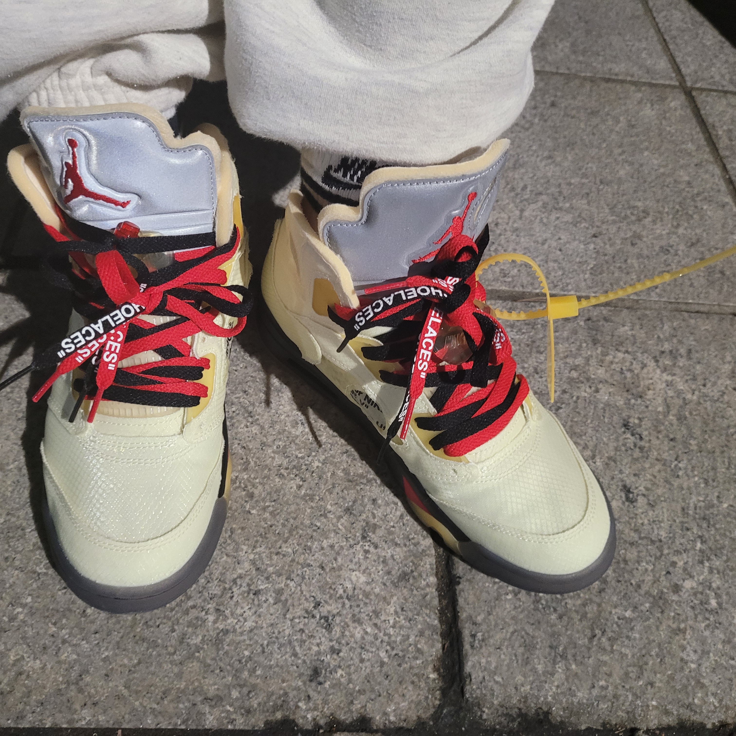 Jordan 5 x Off-White Retro SP Sail Fire Red, Jordan 1 Low Golf Wolf Grey 착용 스타일 - 1