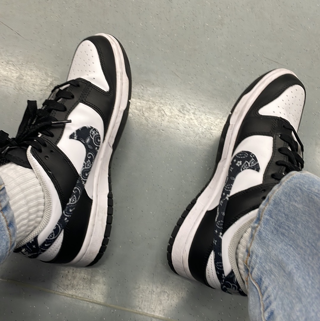(W) Nike Dunk Low Essential Black Paisley 착용 스타일 - 1