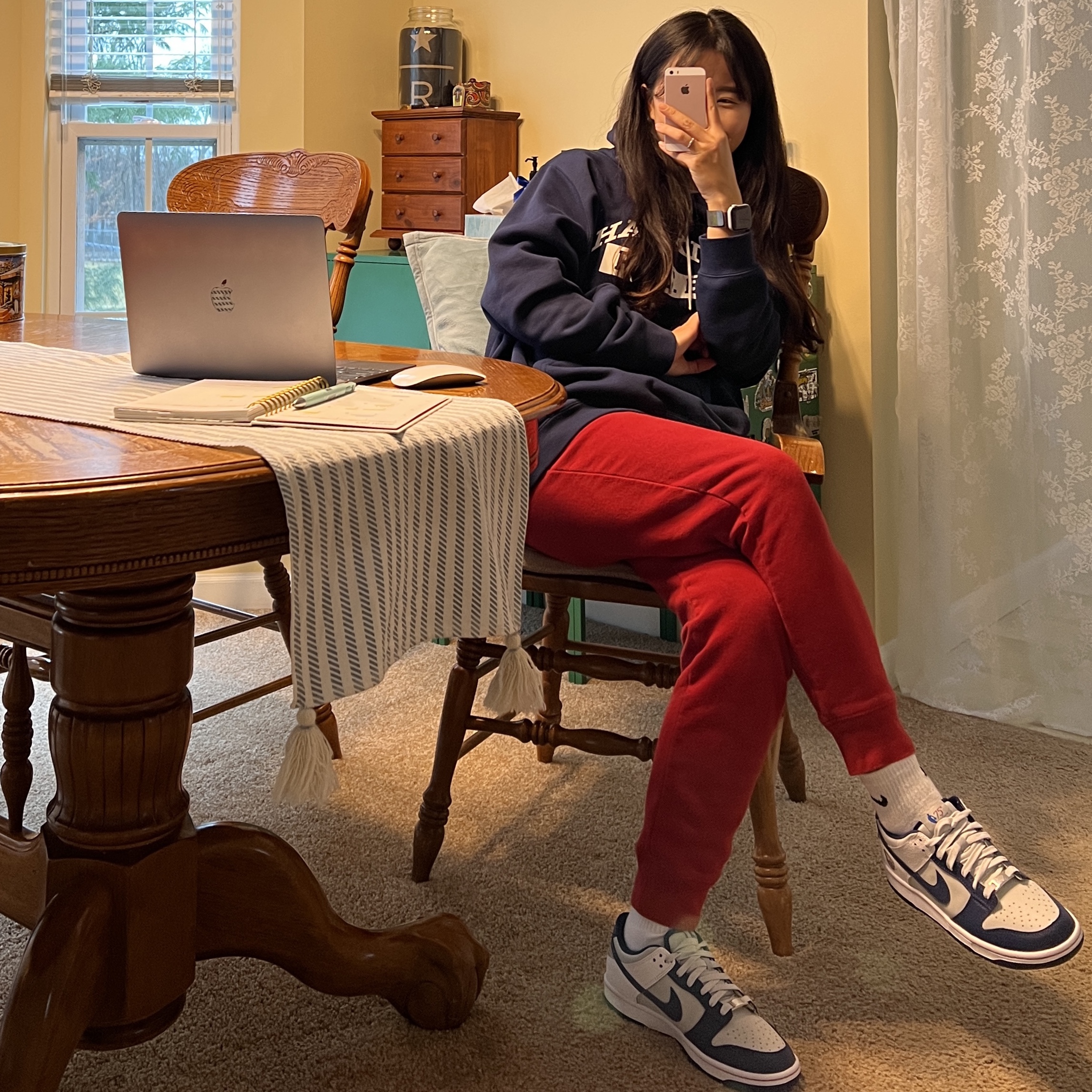 (GS) Nike x NBA Dunk Low Nets, Nike x Stranger Things Club Hawkins High Hoodie Navy 착용 스타일 - 2