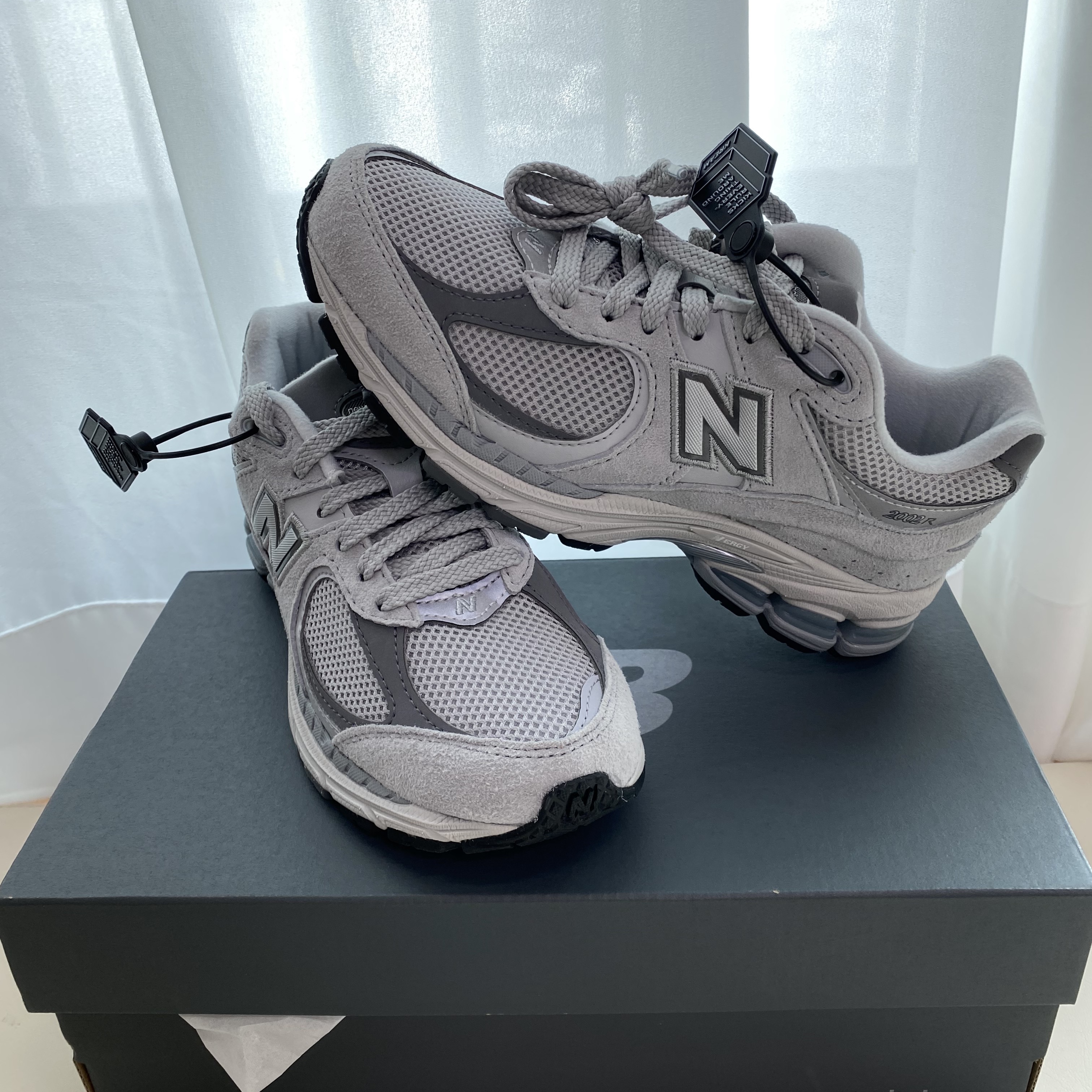 New Balance 2002R T2 Gray 착용 스타일 - 1