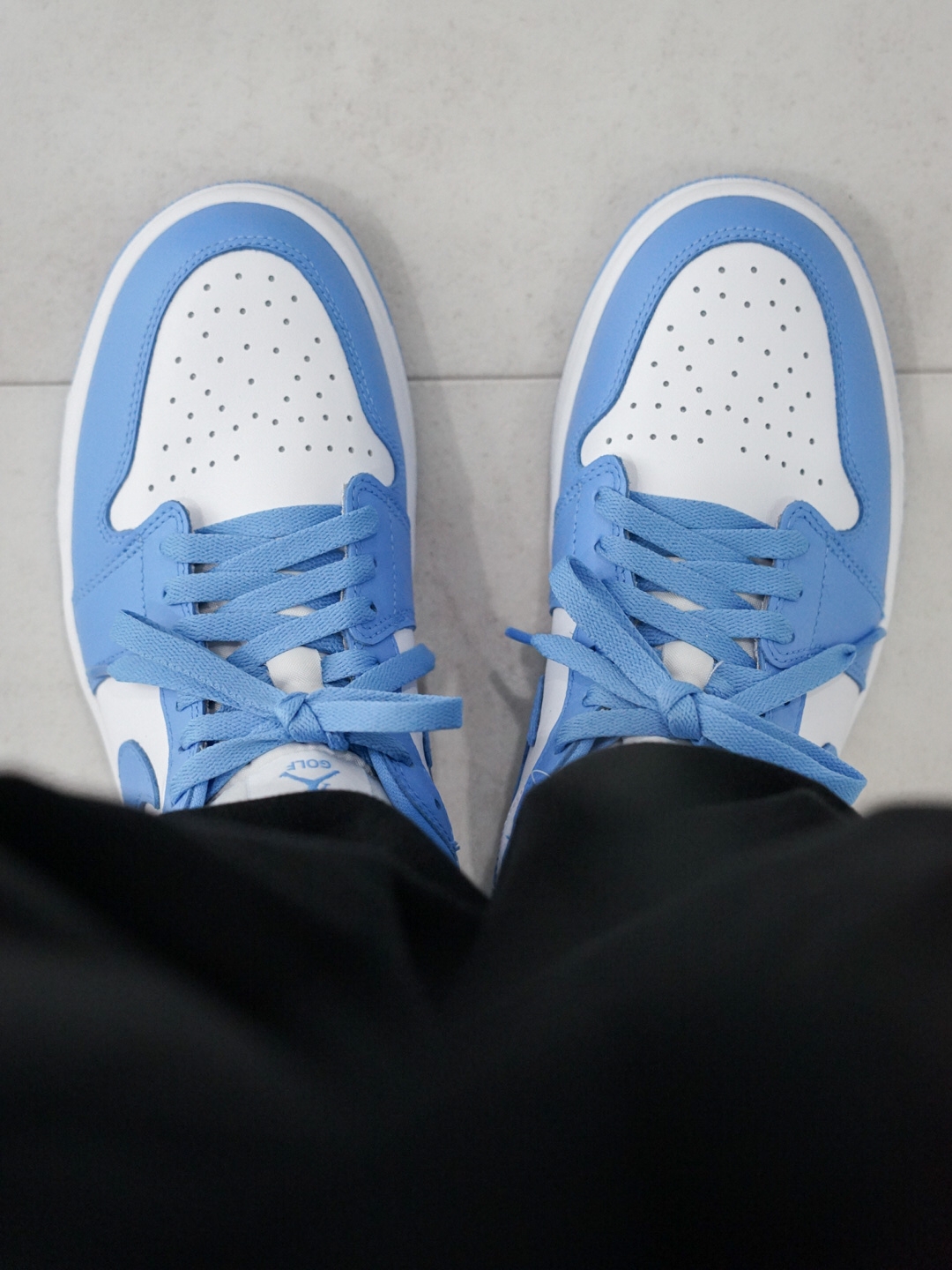Jordan 1 Low Golf White and University Blue 착용 스타일 - 2