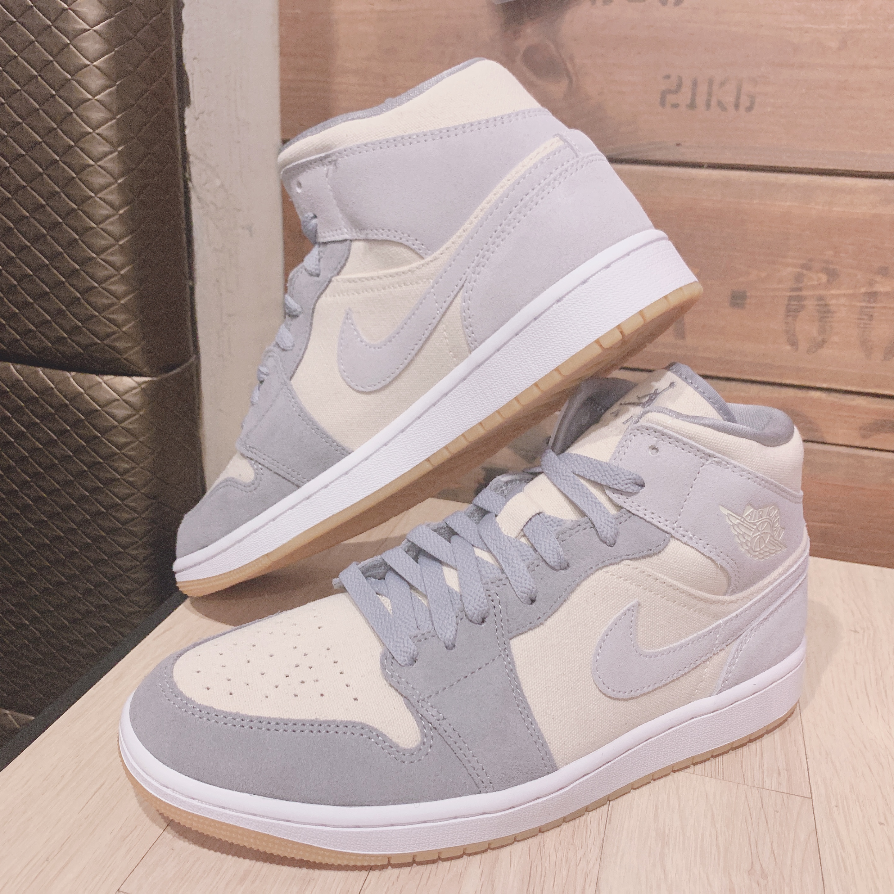 Jordan 1 Mid SE Coconut Milk Particle Grey 착용 스타일 - 4