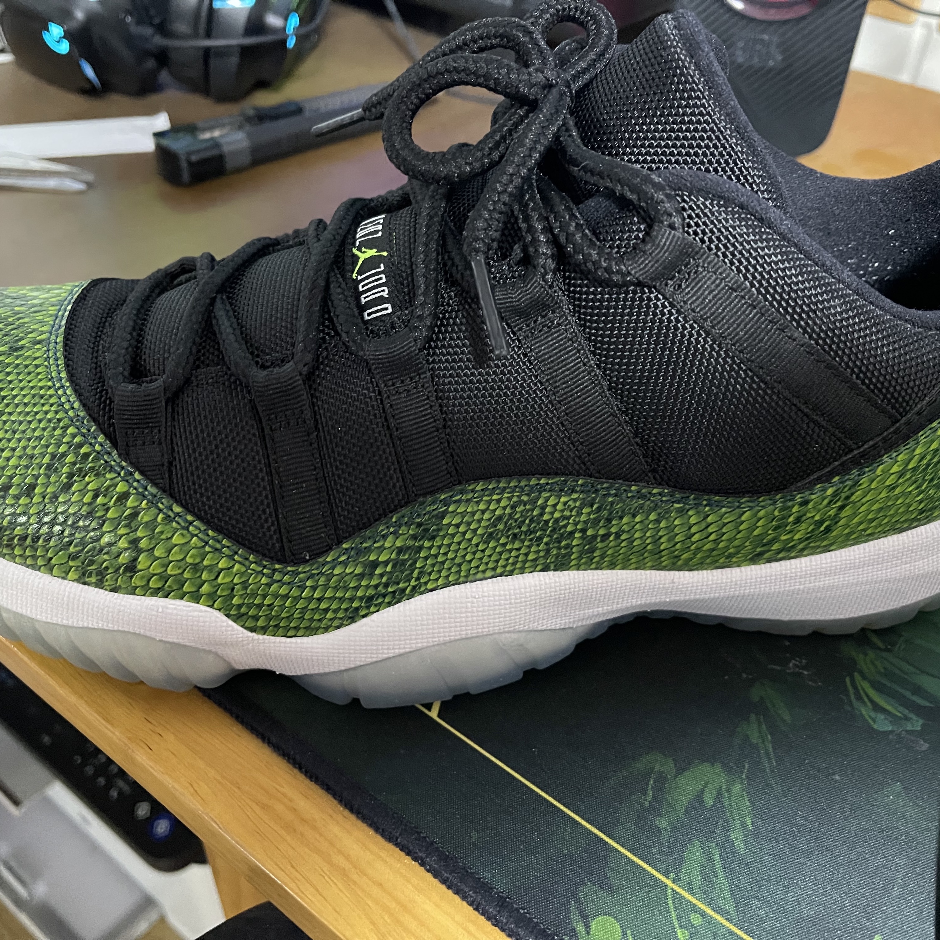 Jordan 11 Retro Low Green Snakeskin 착용 스타일 - 3