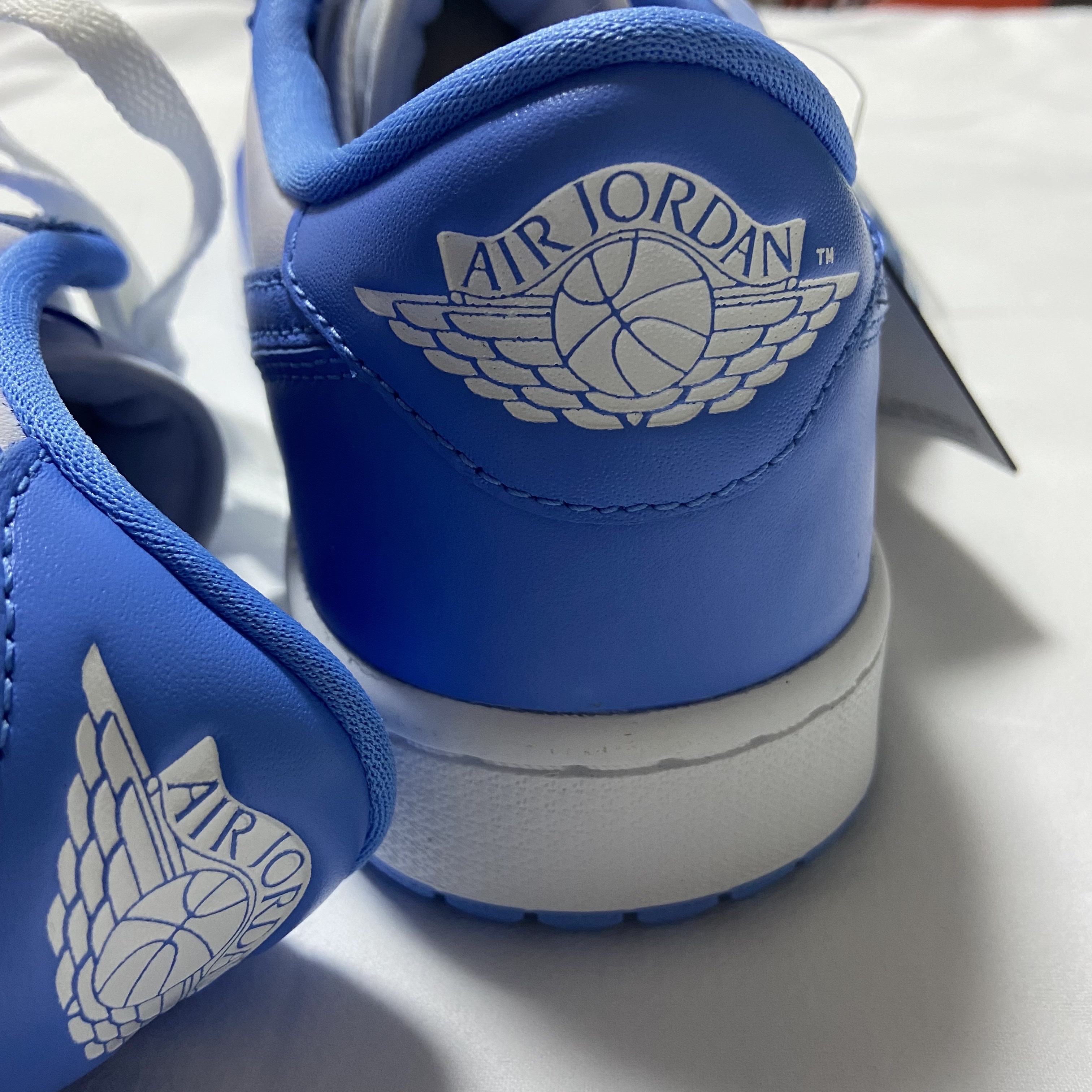 Jordan 1 Low Golf White and University Blue 착용 스타일 - 3