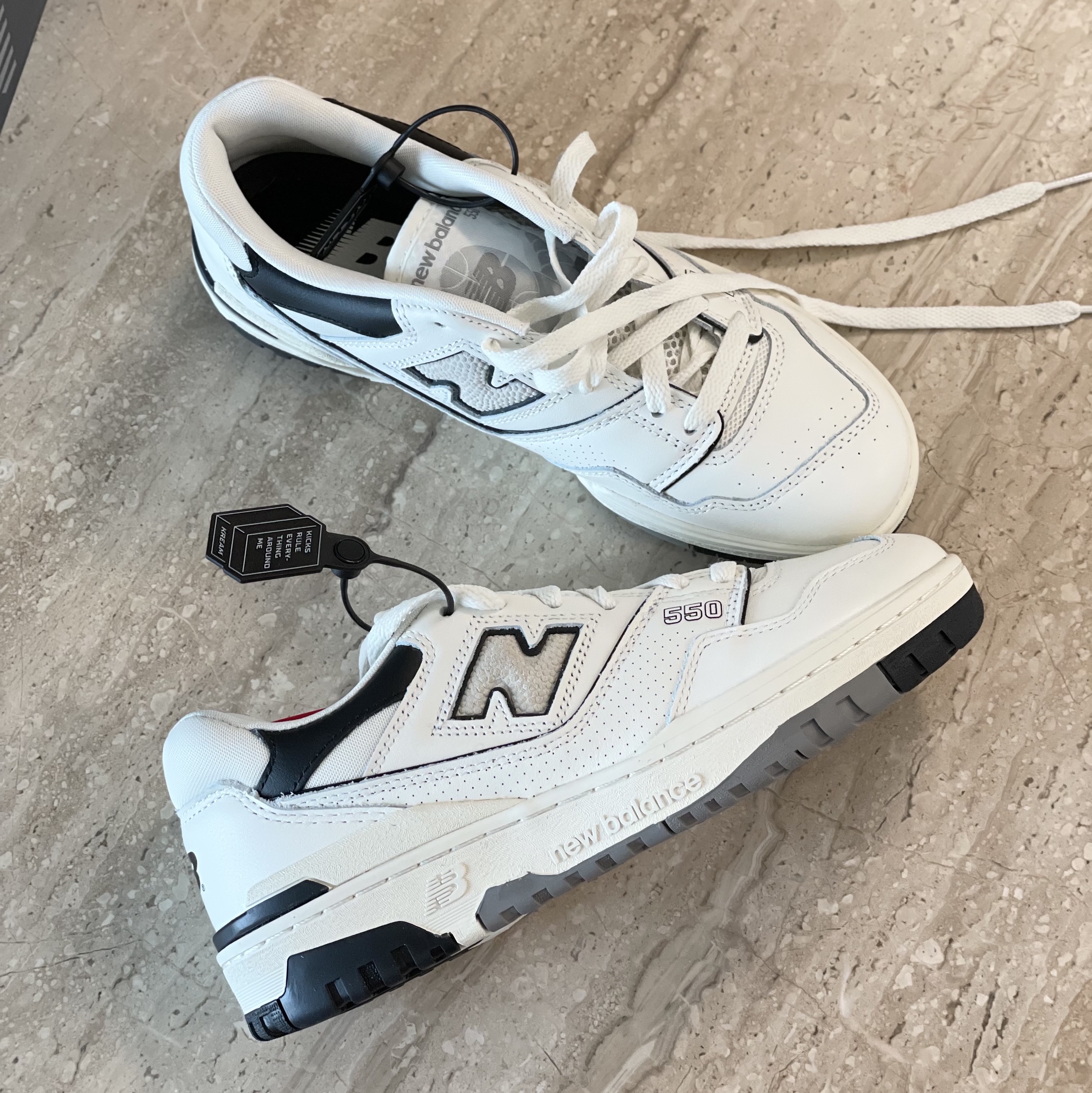 New Balance 550 White Grey - 2E Wide 착용 스타일