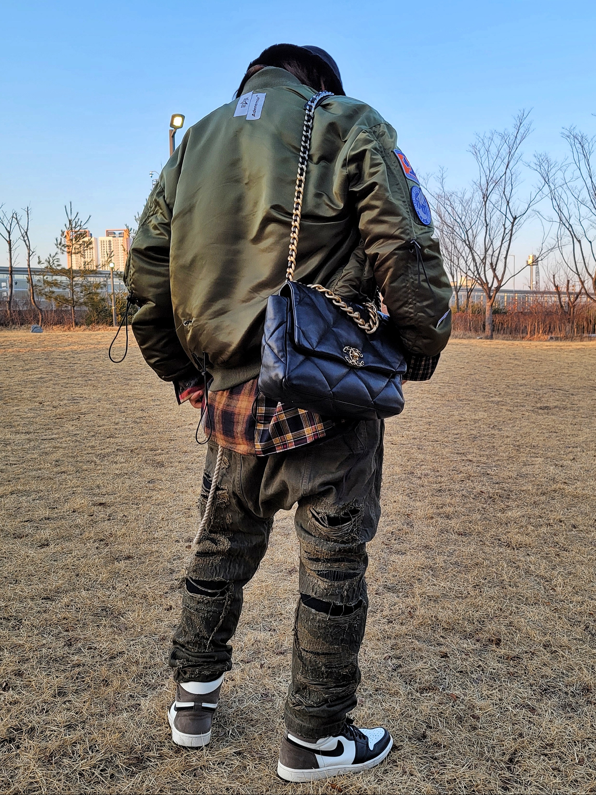 Chanel Large 19 Handbag Lambskin & Gold Black, Jordan 1 Retro High OG Black Mocha 착용 스타일 - 4