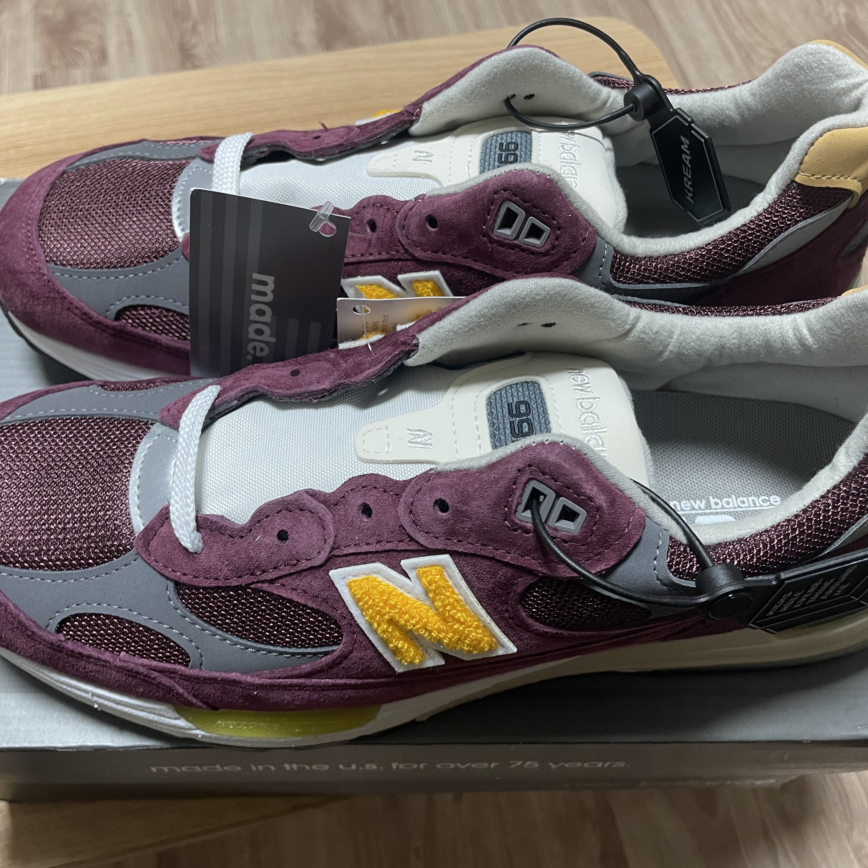 New Balance 992 Made in USA Burgundy Gold 착용 스타일