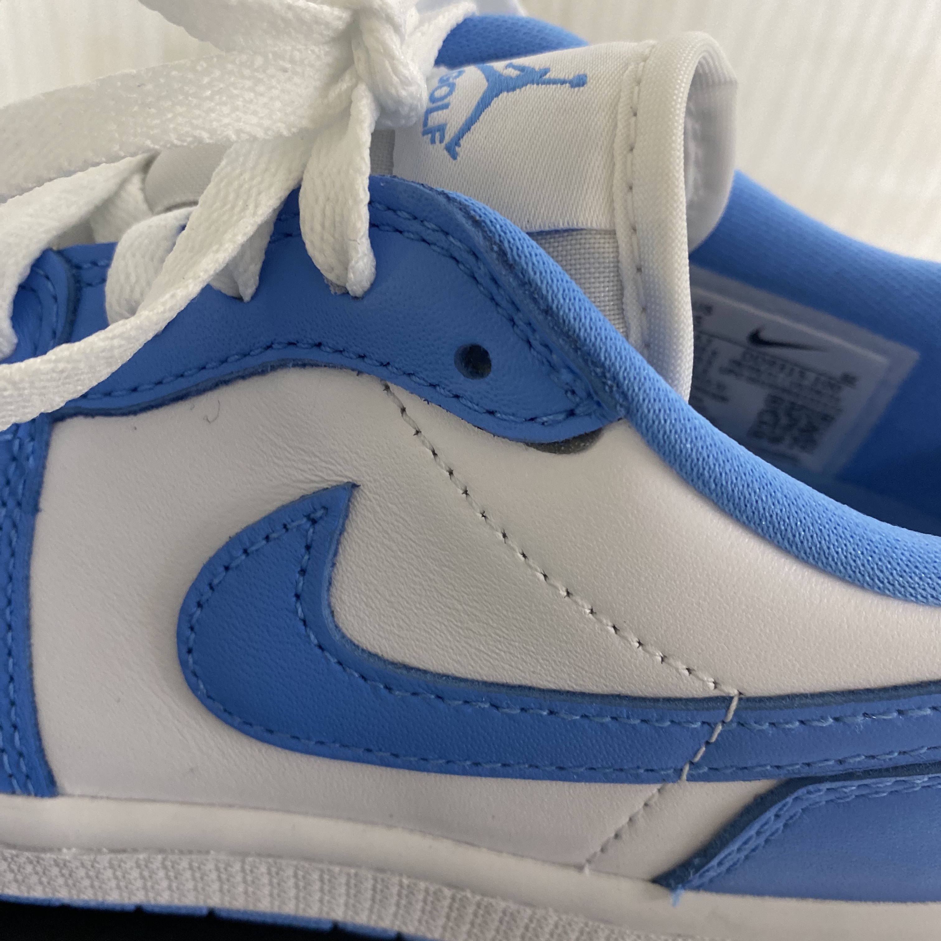 Jordan 1 Low Golf White and University Blue 착용 스타일 - 4