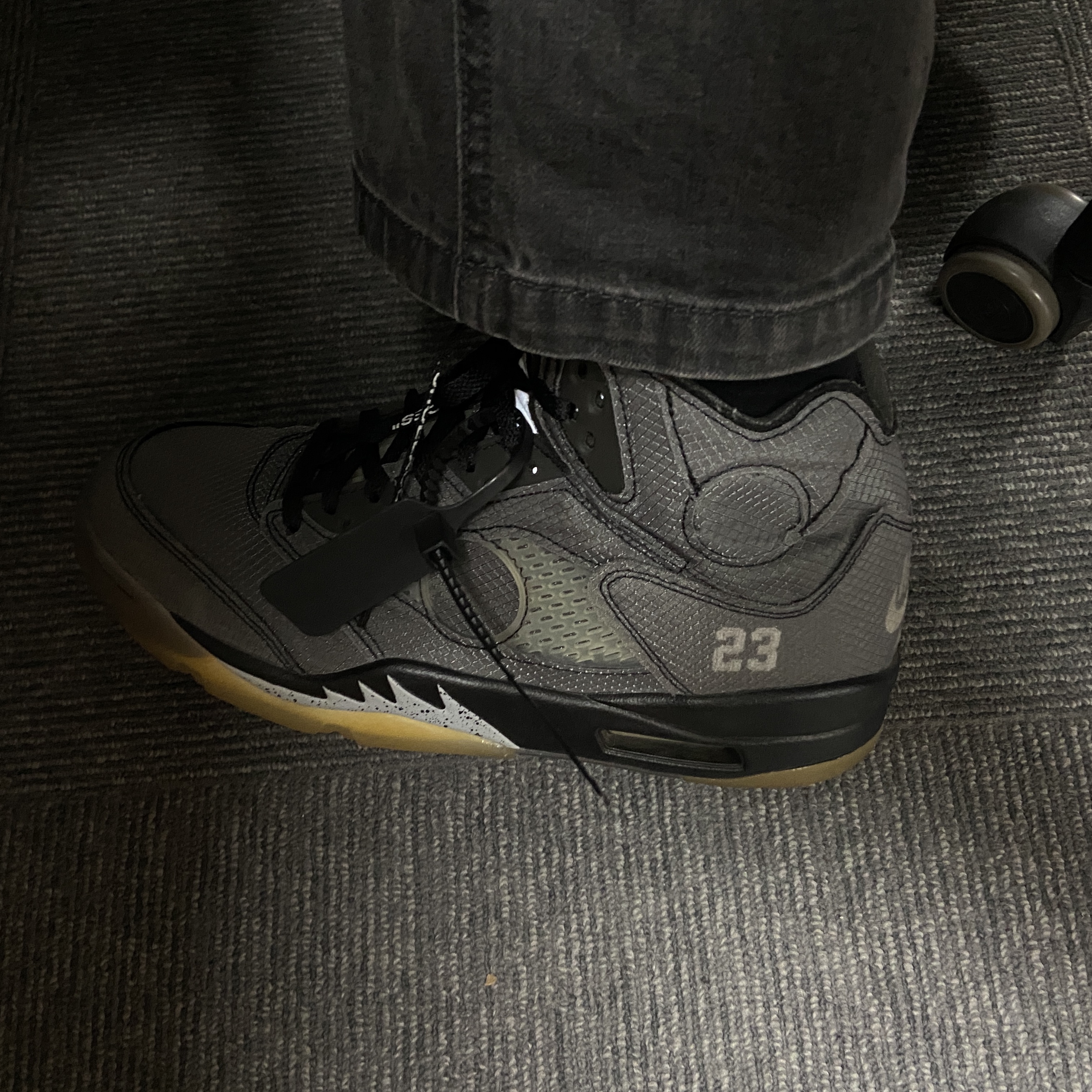 Jordan 5 x Off-White Retro SP Black Muslin 착용 스타일