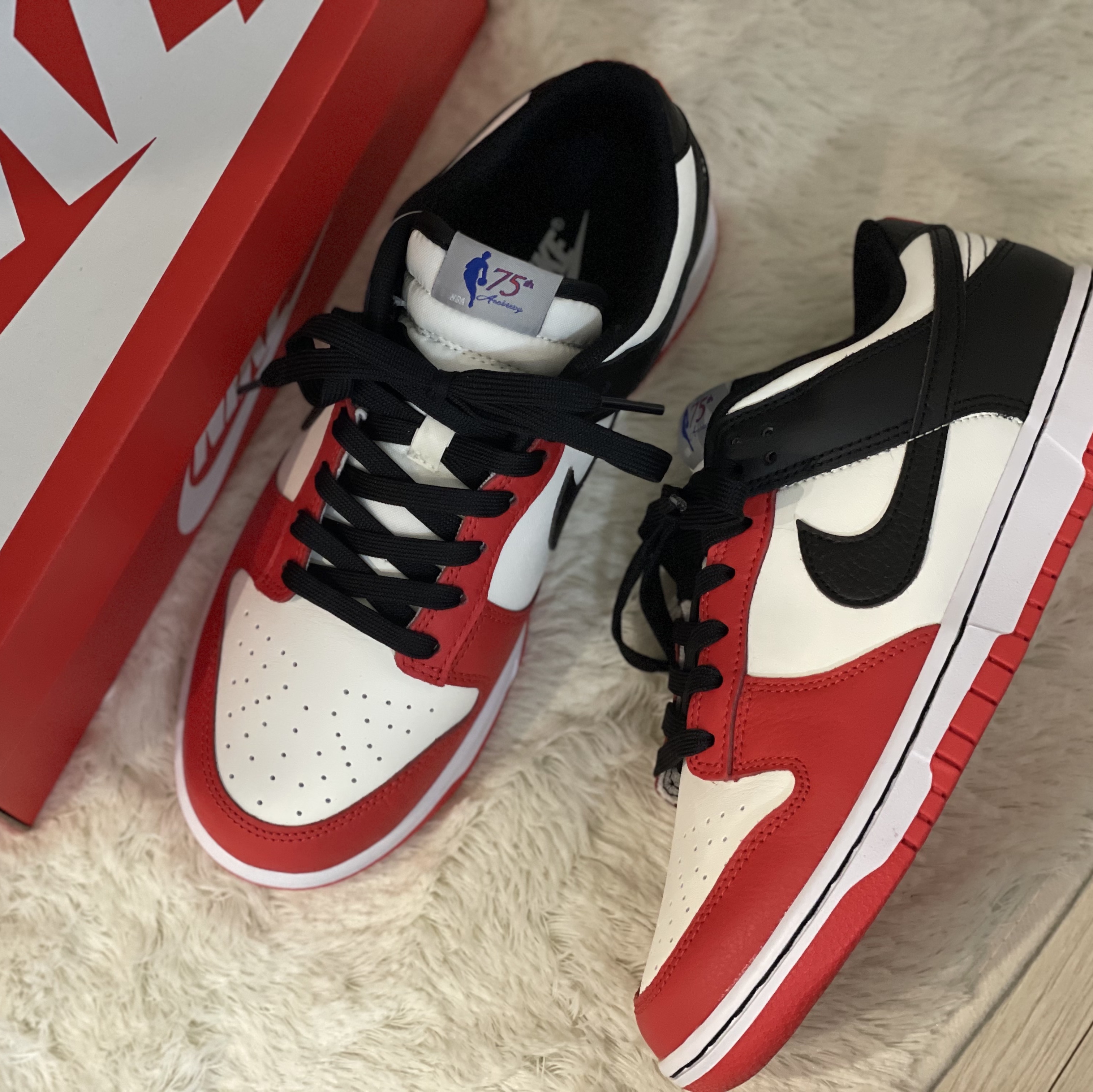 Nike x NBA Dunk Low Retro EMB Black and Chile Red 착용 스타일 - 2
