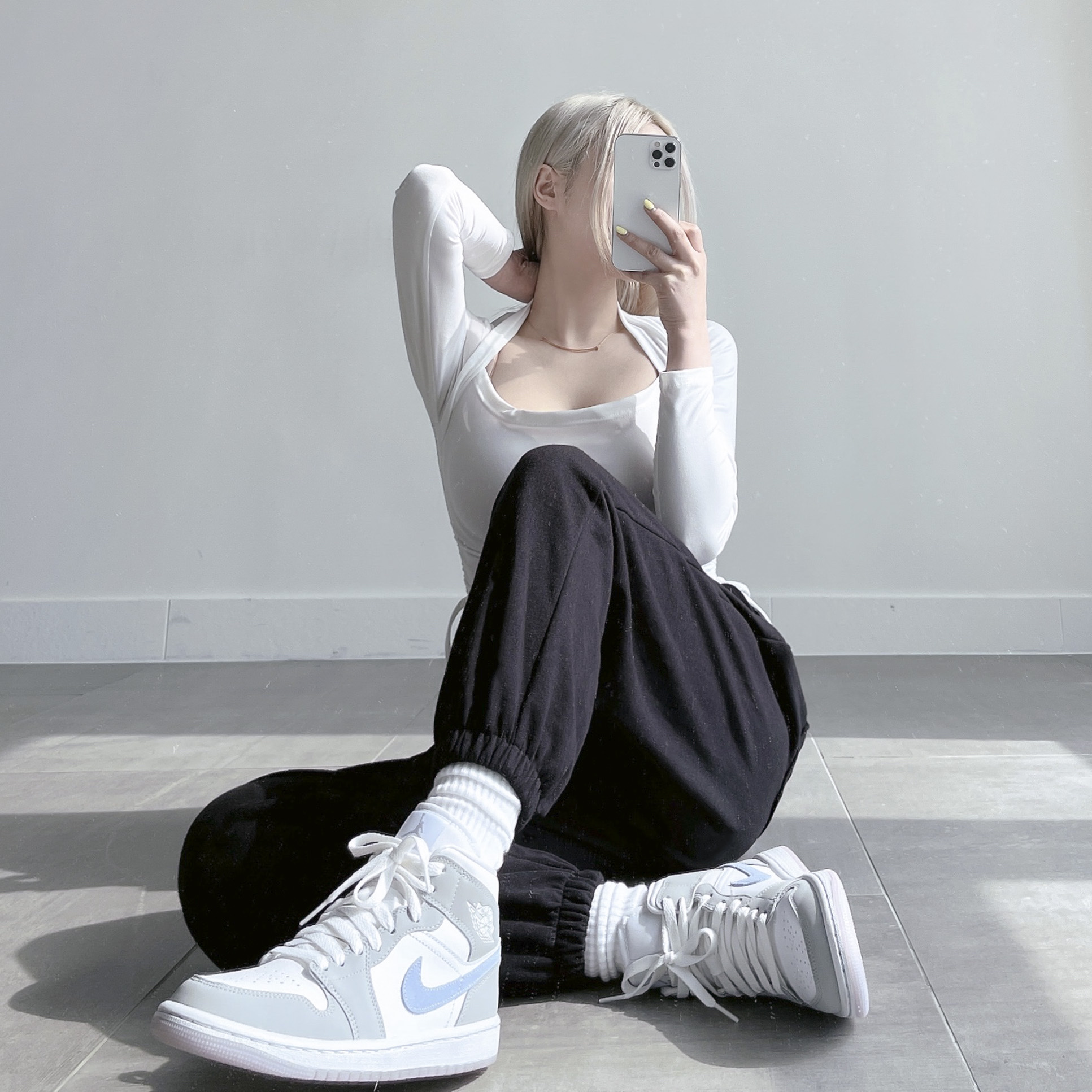(W) Jordan 1 Mid Wolf Grey 착용 스타일 - 1