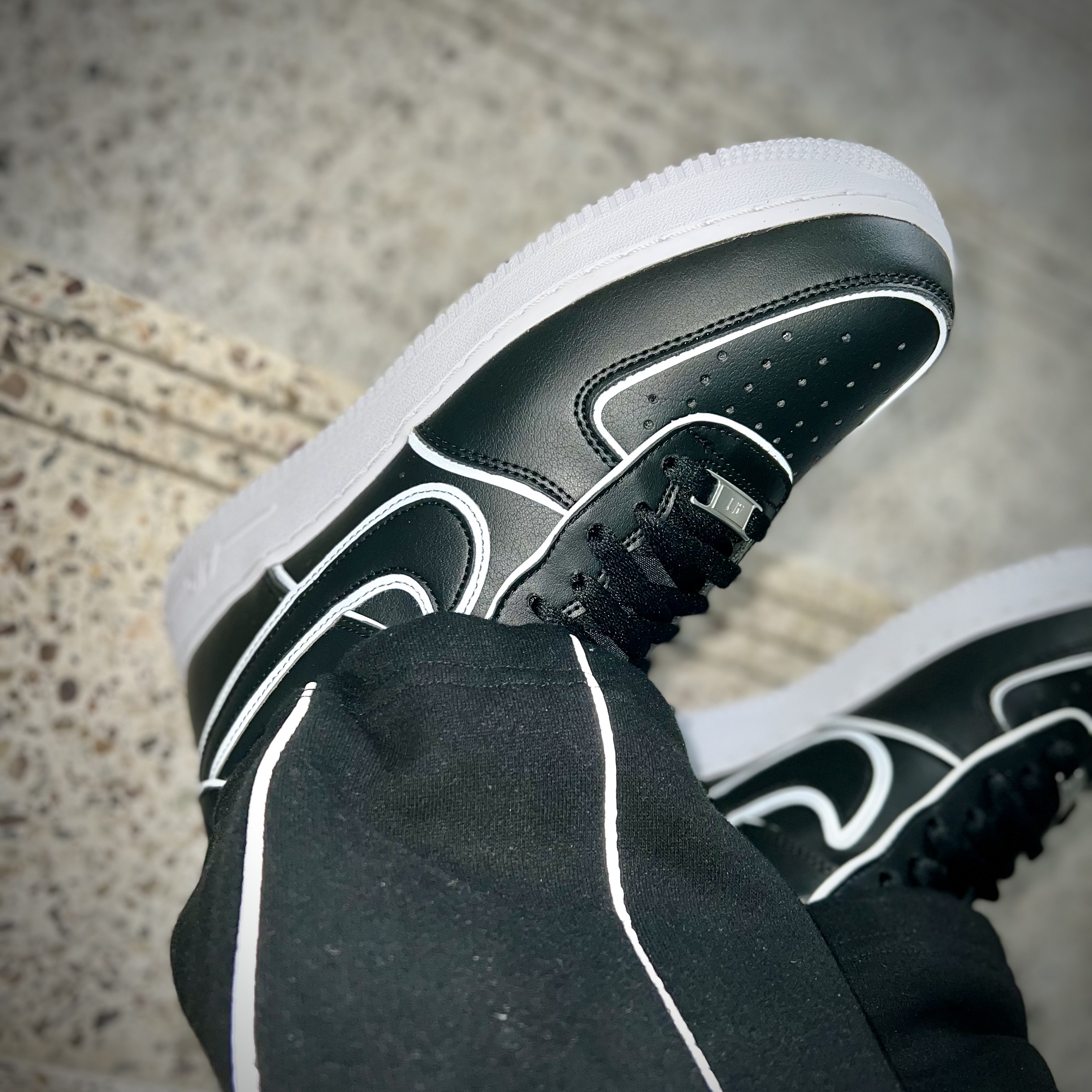 Nike Air Force 1 '07 LV8 Black White 착용 스타일