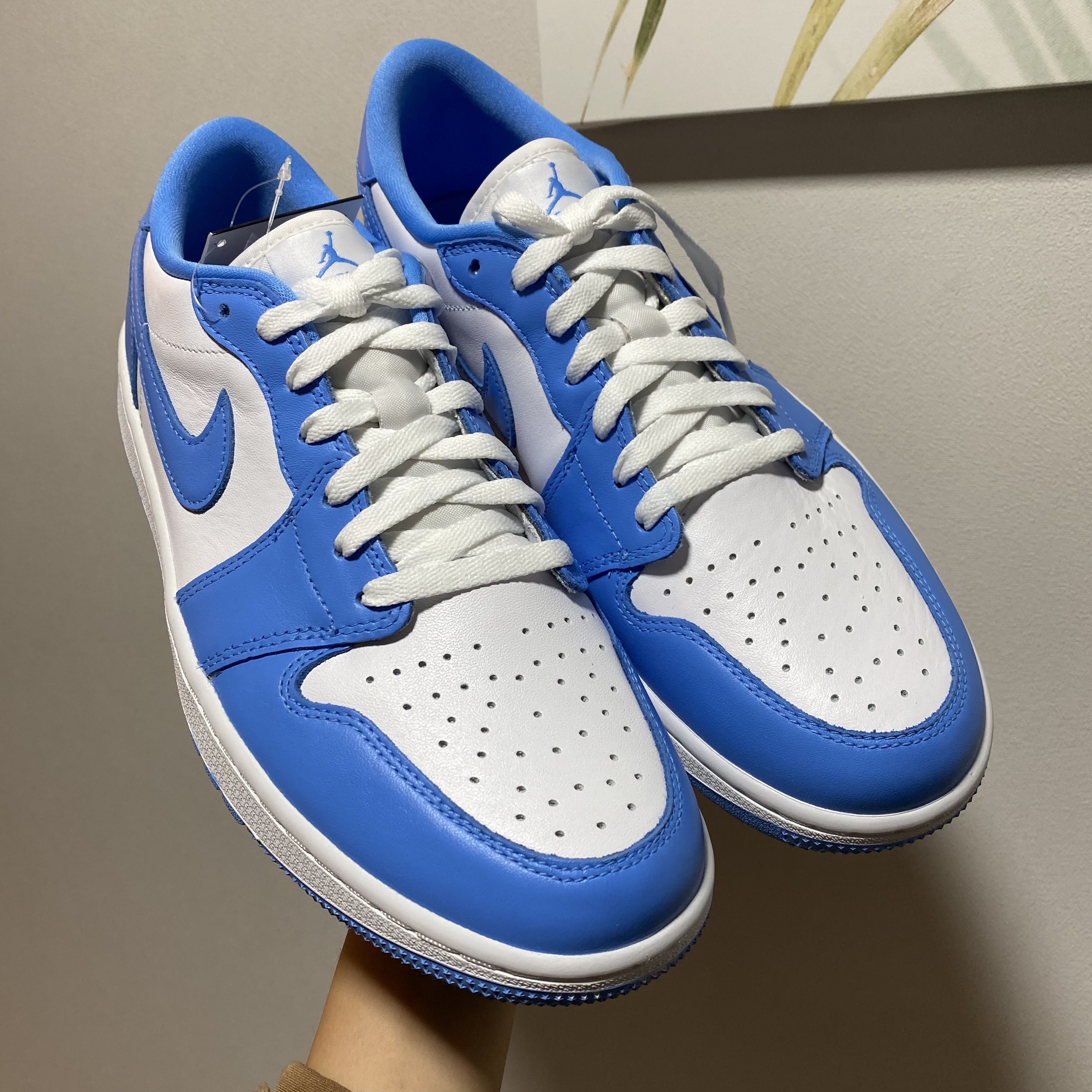 Jordan 1 Low Golf White and University Blue 착용 스타일 - 2