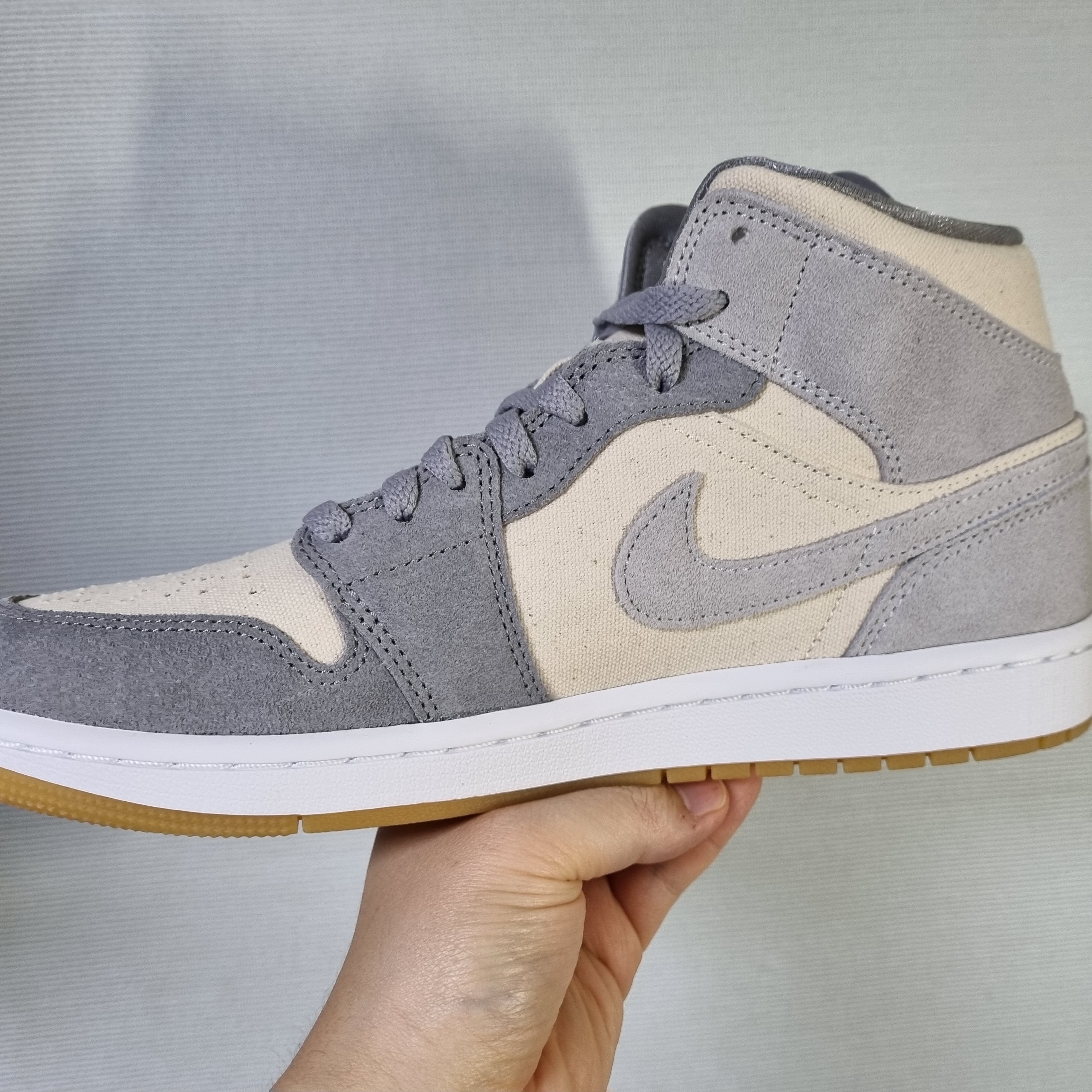 Jordan 1 Mid SE Coconut Milk Particle Grey 착용 스타일 - 4