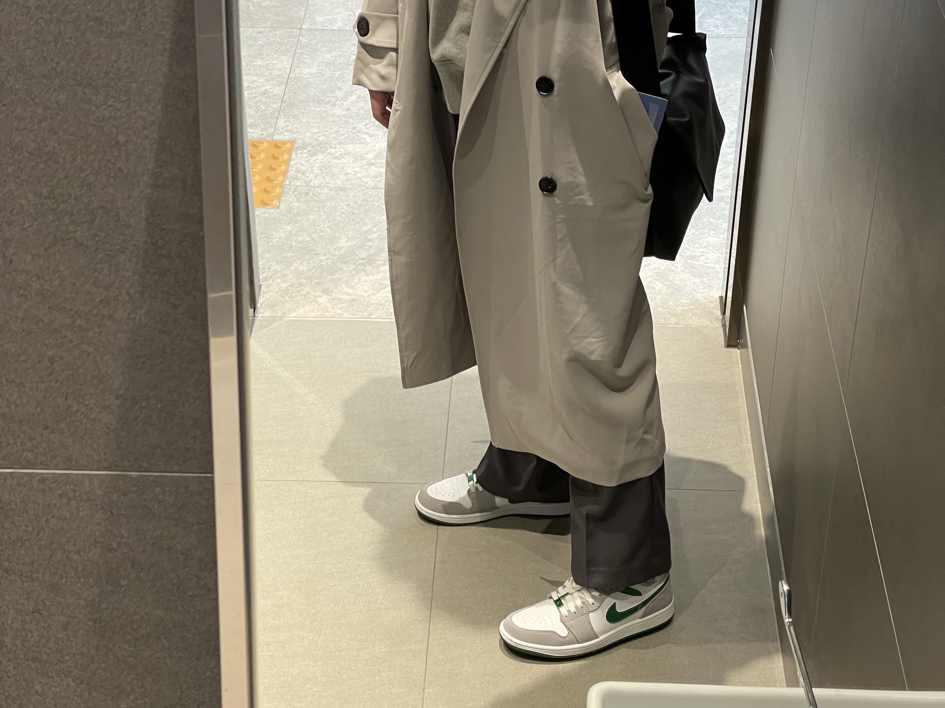 Jordan 1 Mid SE Pine Green Light Smoke Grey 착용 스타일 - 1