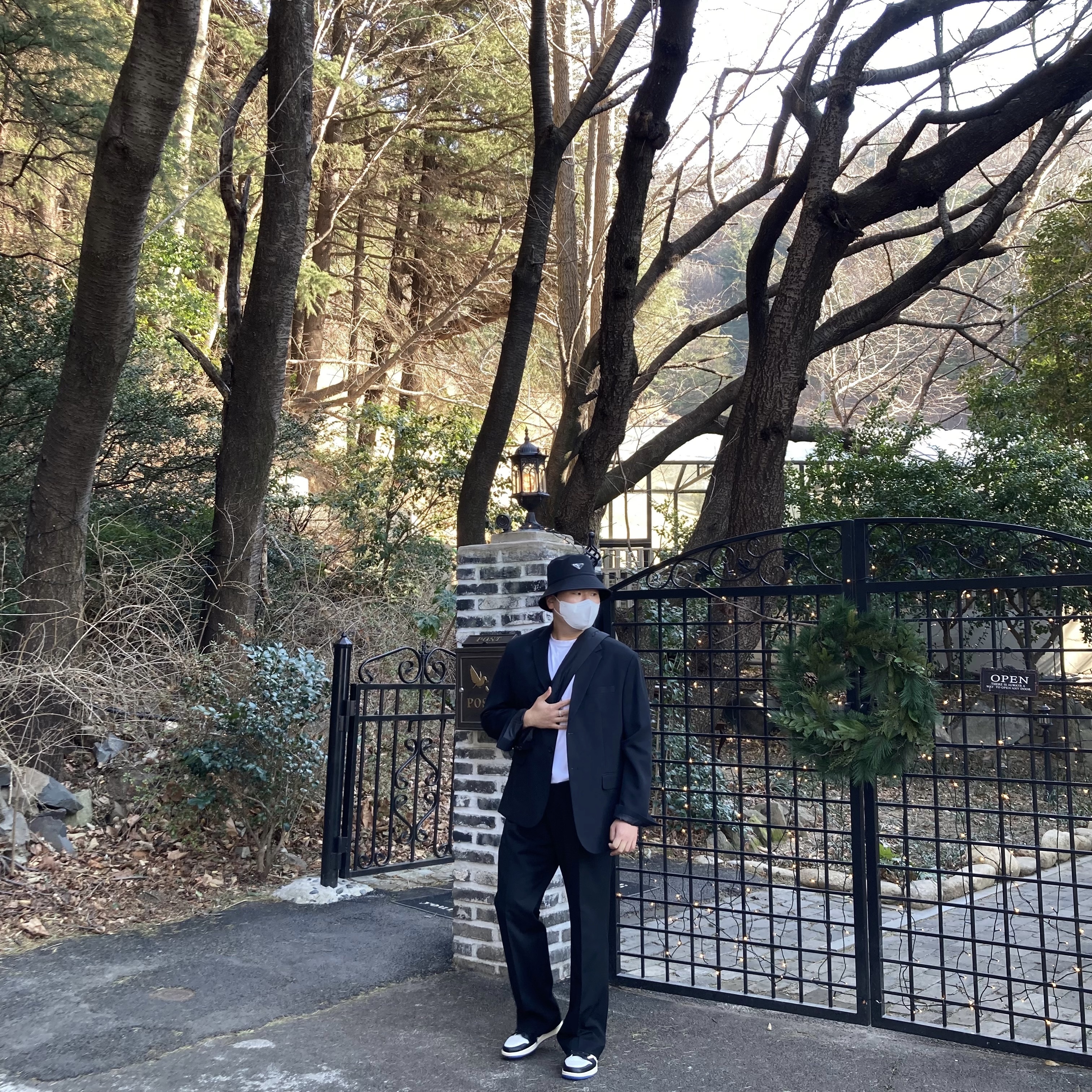 Jordan 1 x Travis Scott x Fragment Retro Low OG SP Military Blue, Prada Re-Nylon Bucket Hat Black 착용 스타일 - 1