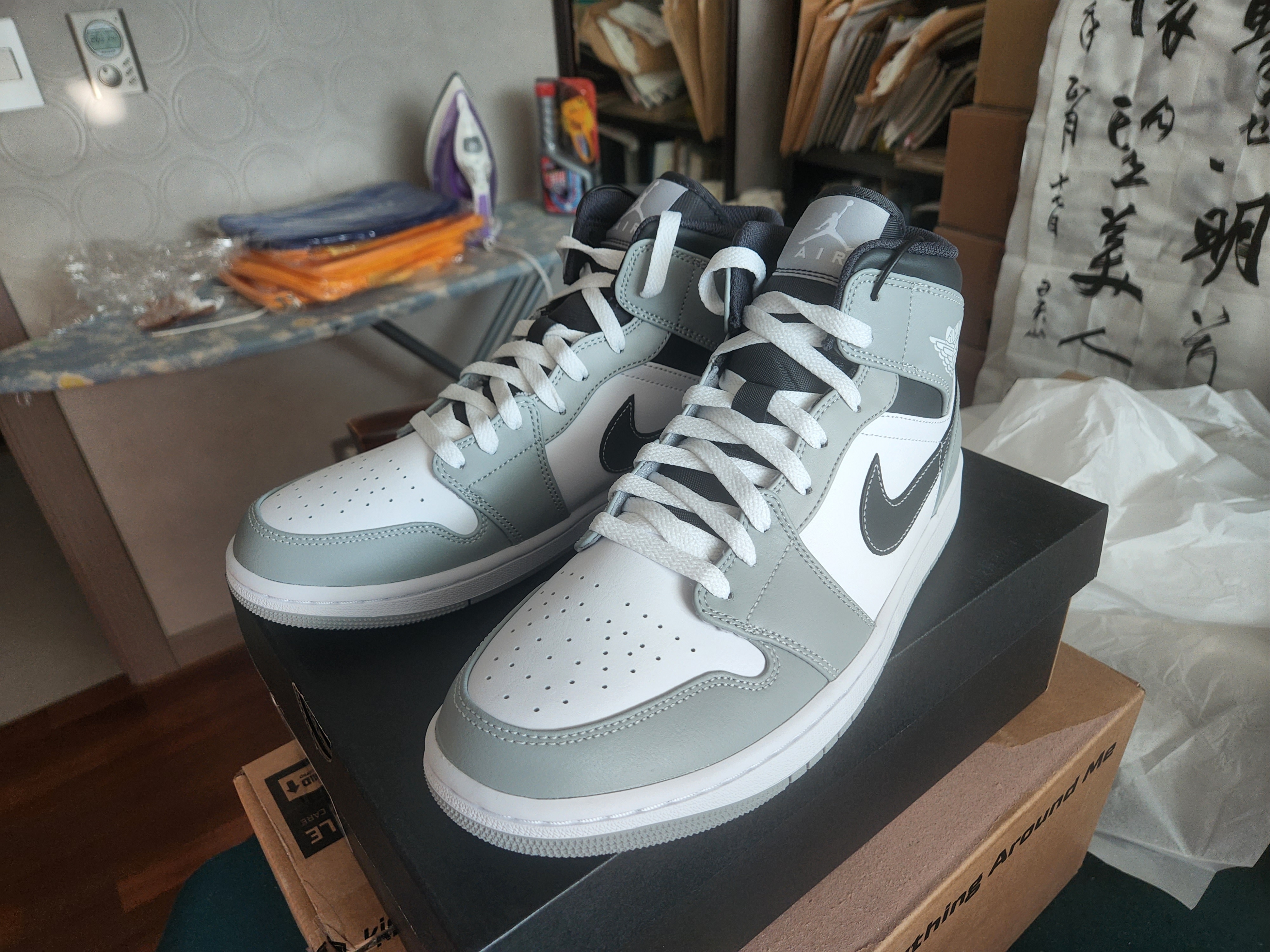 Jordan 1 Mid Light Smoke Grey Anthracite 착용 스타일 - 1