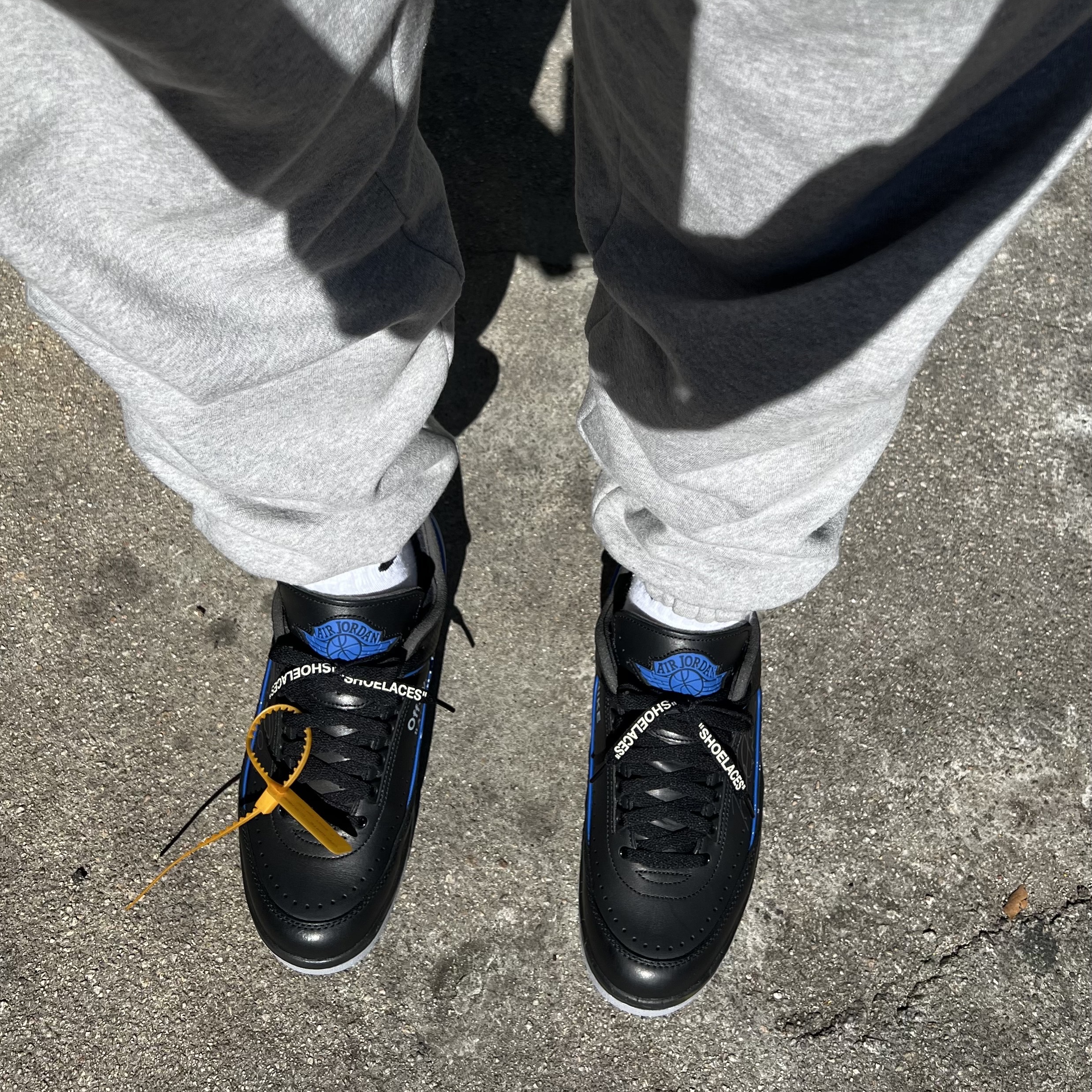 Jordan 2 x Off-White Retro Low SP Black and Varsity Royal 착용 스타일 - 2
