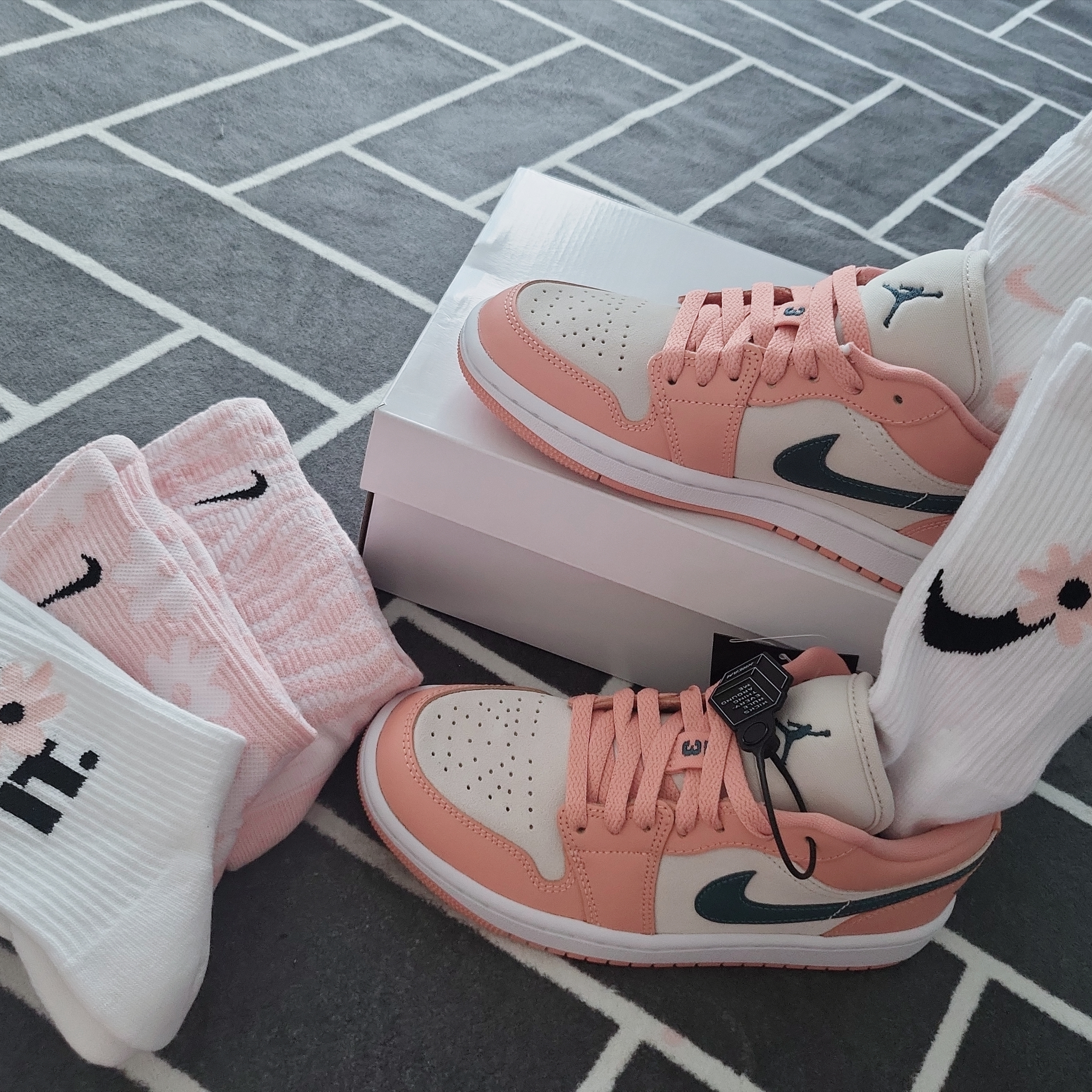 (W) Jordan 1 Low Light Madder Root, (Kids) Nike Everyday Plus Socks Pink White (6 Pack/Korean Ver.) 착용 스타일 - 1