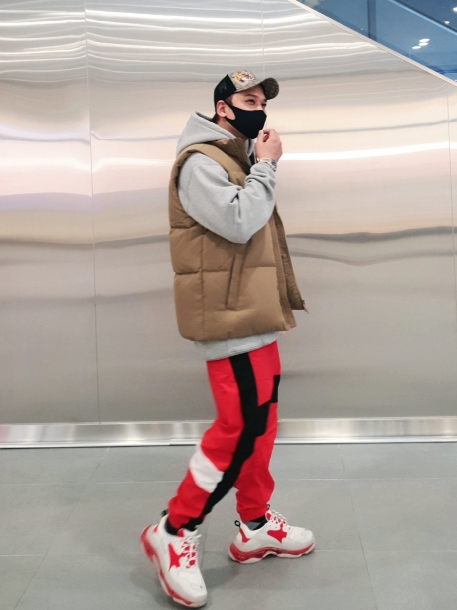 (W) Balenciaga Triple S Sneakers Red Grey, Rolex Datejust 41mm 126333 Bright Black Jubilee 착용 스타일 - 1
