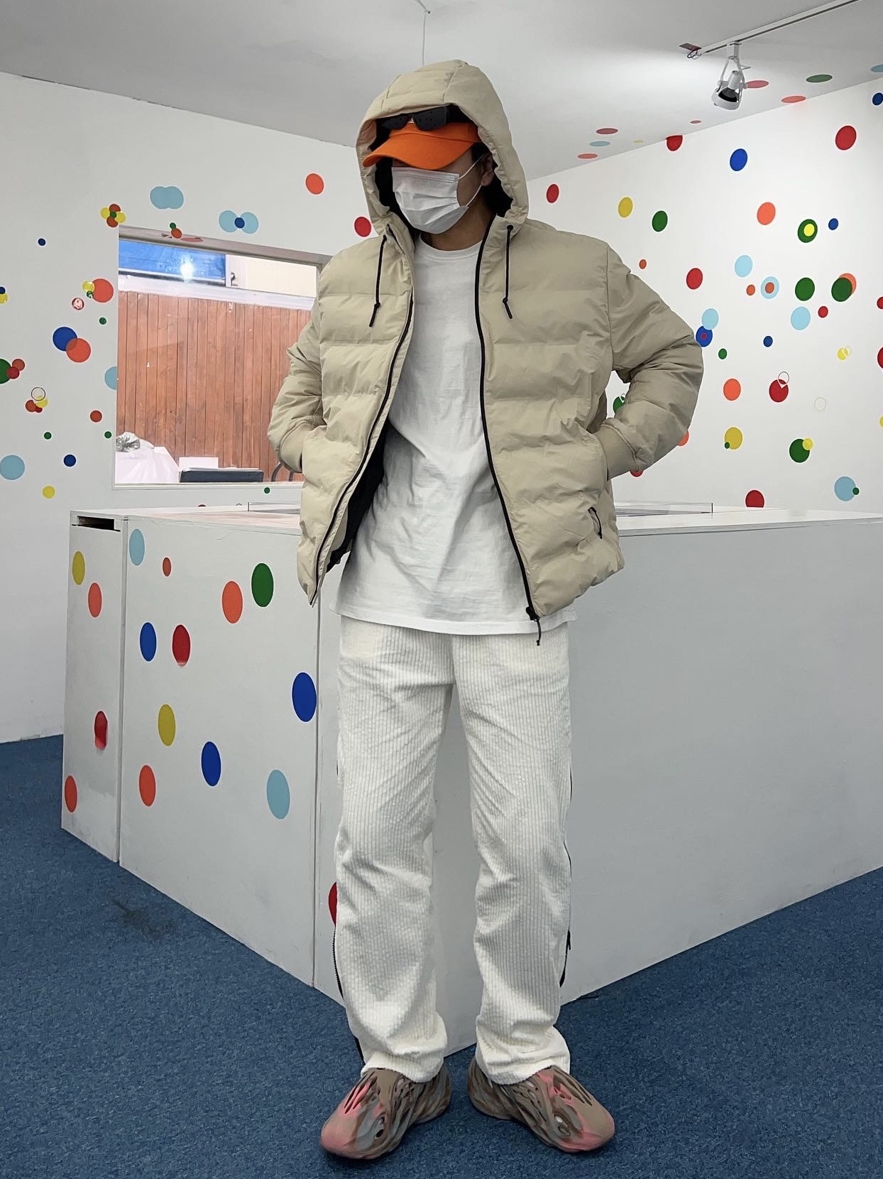 Adidas Yeezy Foam RNNR MX Sand Grey 착용 스타일 - 1