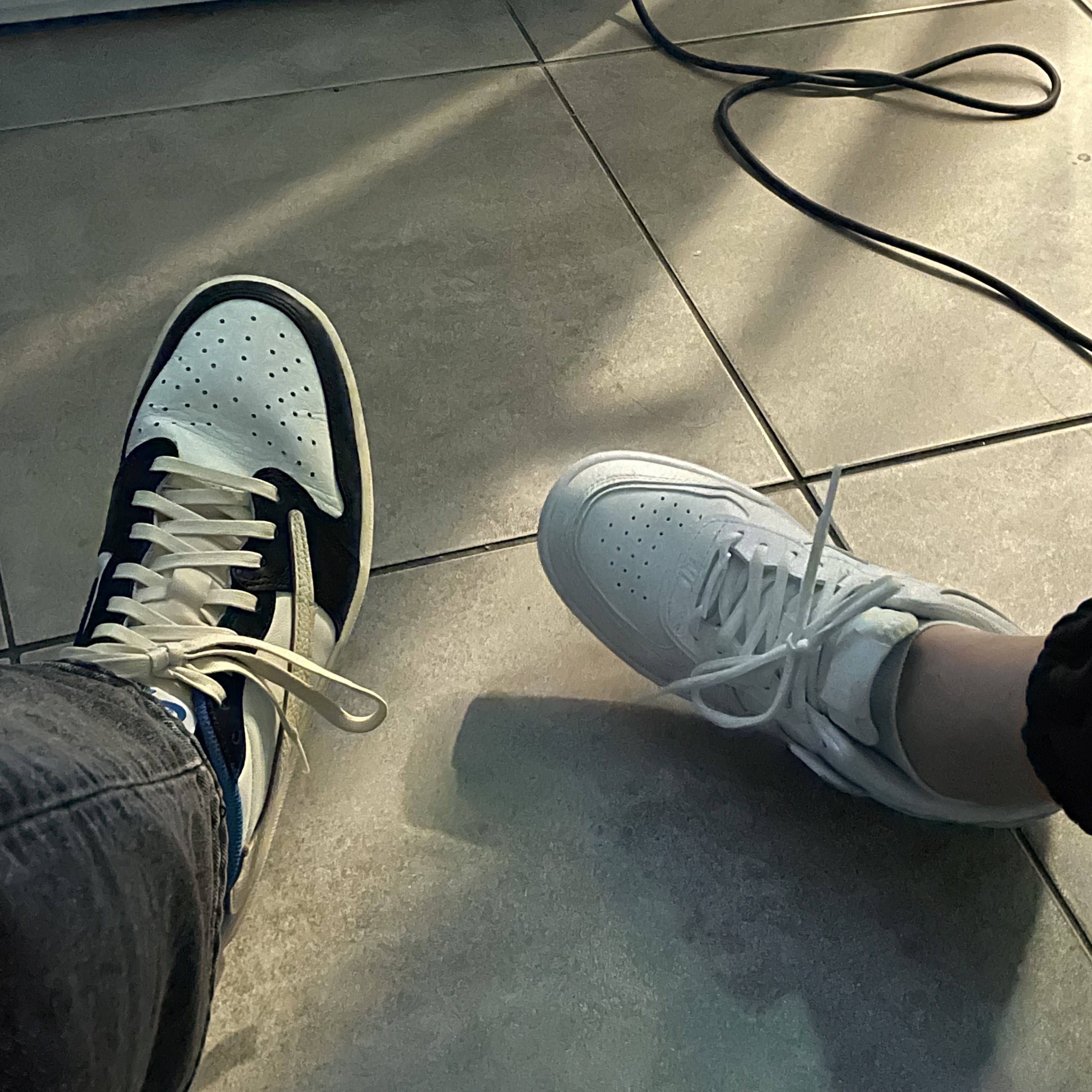 Jordan 1 x Travis Scott x Fragment Retro Low OG SP Military Blue, Nike Air Force 1 '07 Low White 착용 스타일