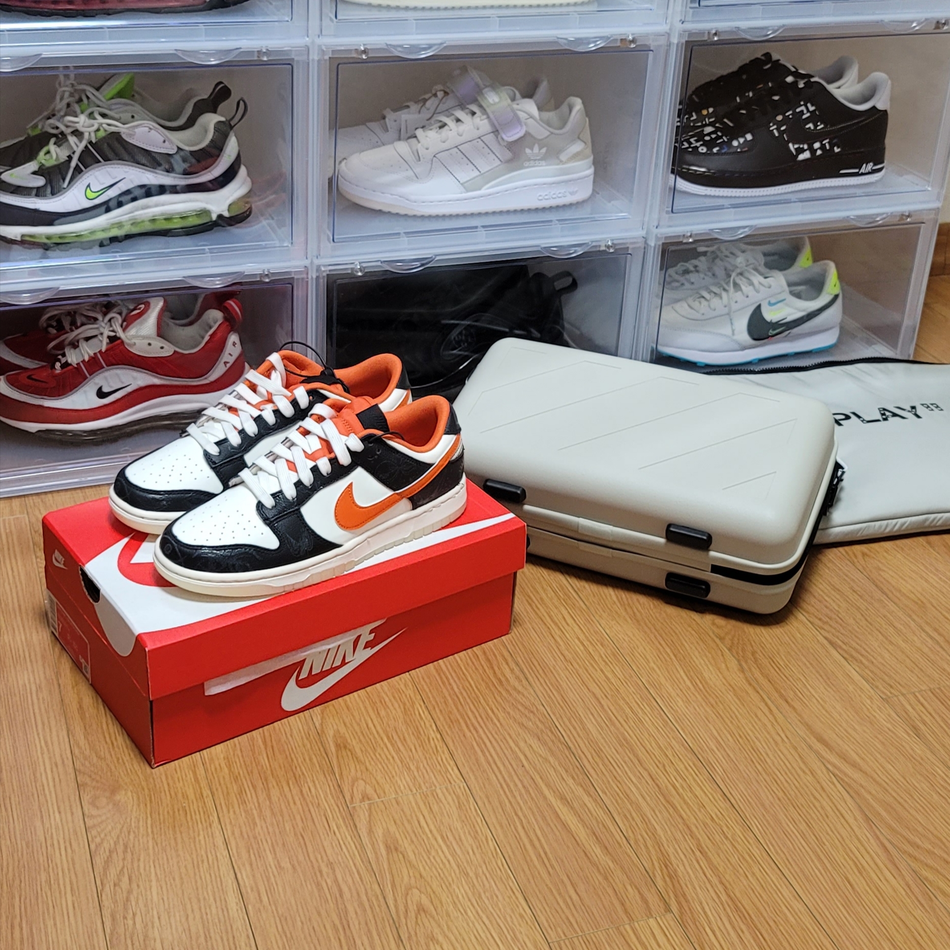 Off-White x Amore Pacific Play Kit, Off-White x Amore Pacific Protection Box (Without Cosmetics) 착용 스타일 - 1