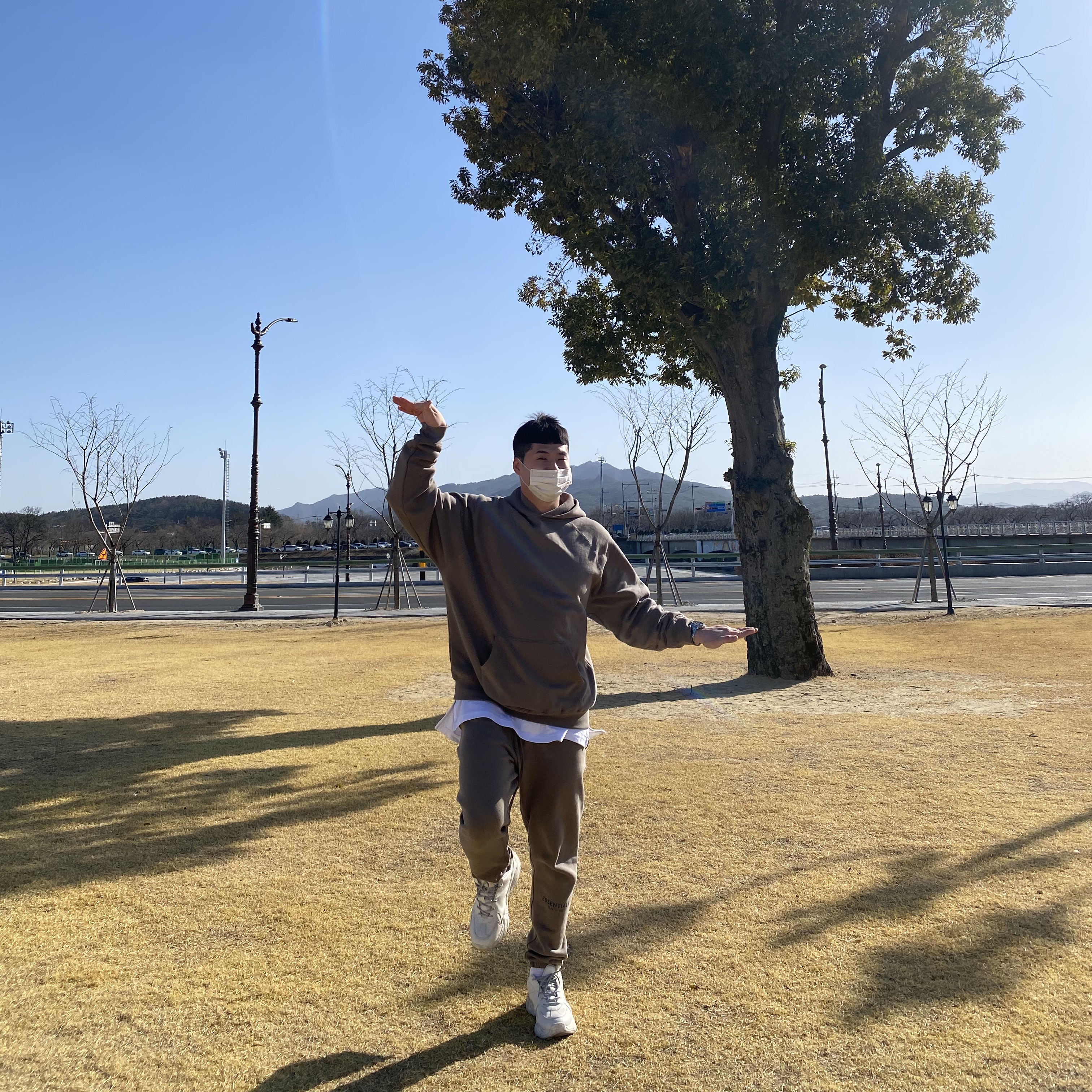 Essentials Sweatpants Taupe - 21SS, Essentials Pull-Over Hoodie Taupe - 21SS 착용 스타일 - 2