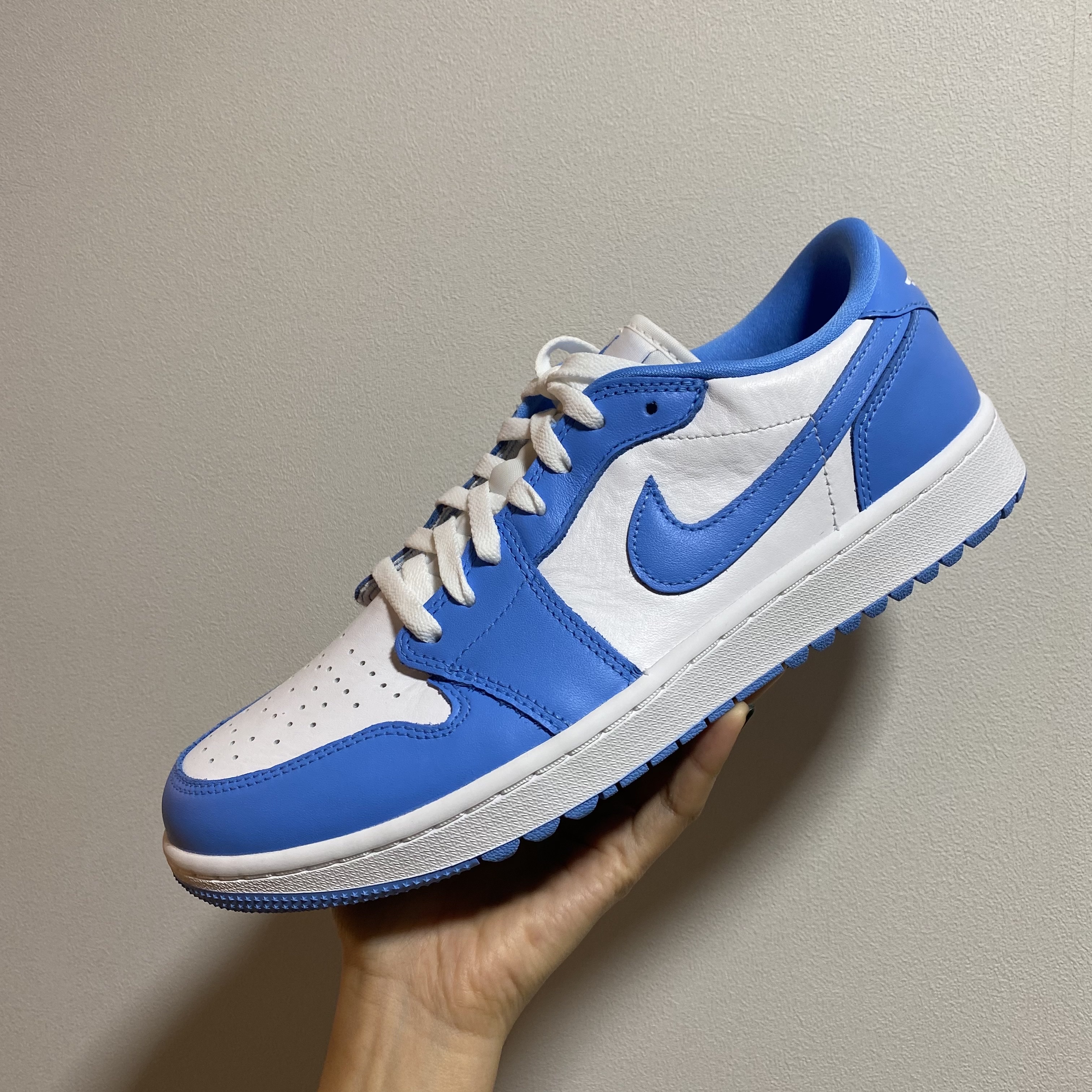 Jordan 1 Low Golf White and University Blue 착용 스타일 - 3