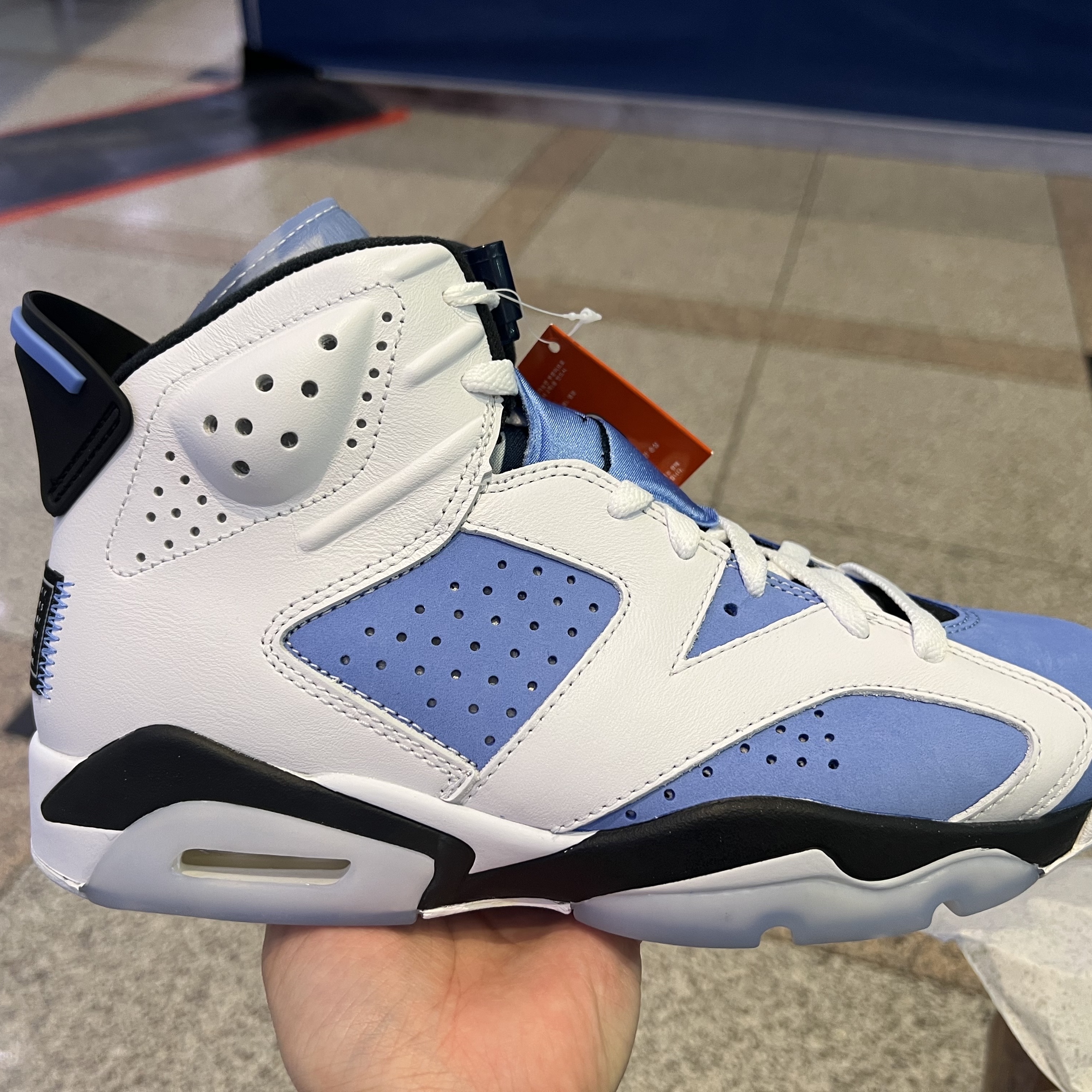Jordan 6 Retro University Blue 착용 스타일 - 2