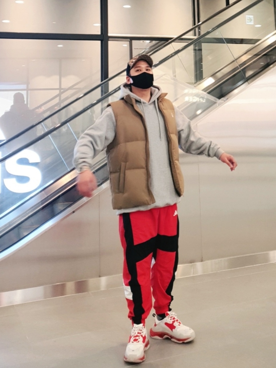 (W) Balenciaga Triple S Sneakers Red Grey, Rolex Datejust 41mm 126333 Bright Black Jubilee 착용 스타일 - 4