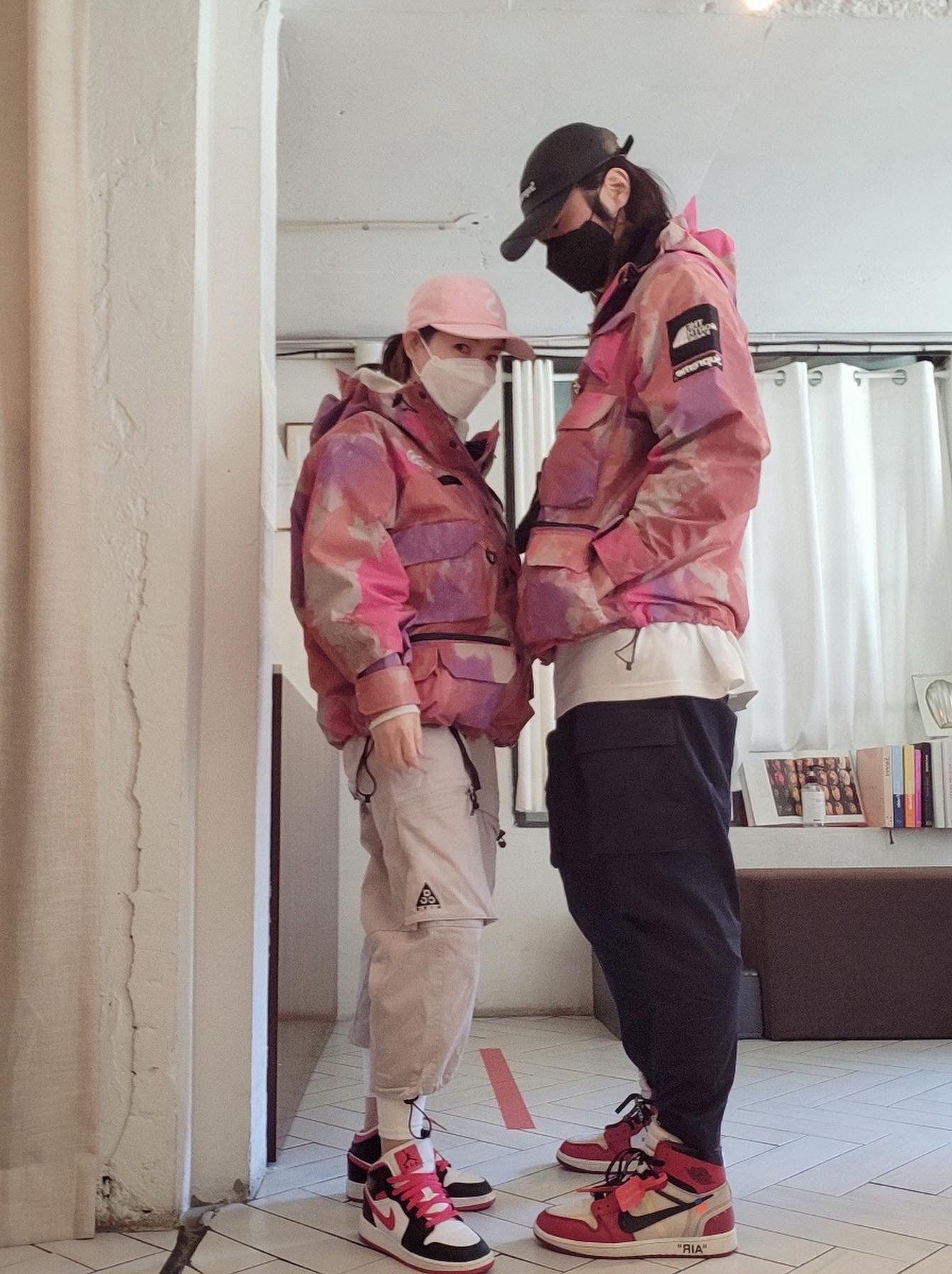 Supreme x The North Face Cargo Jacket Multi-Color - 20SS, Jordan 1 x Off-White Retro High Chicago The Ten 착용 스타일 - 1