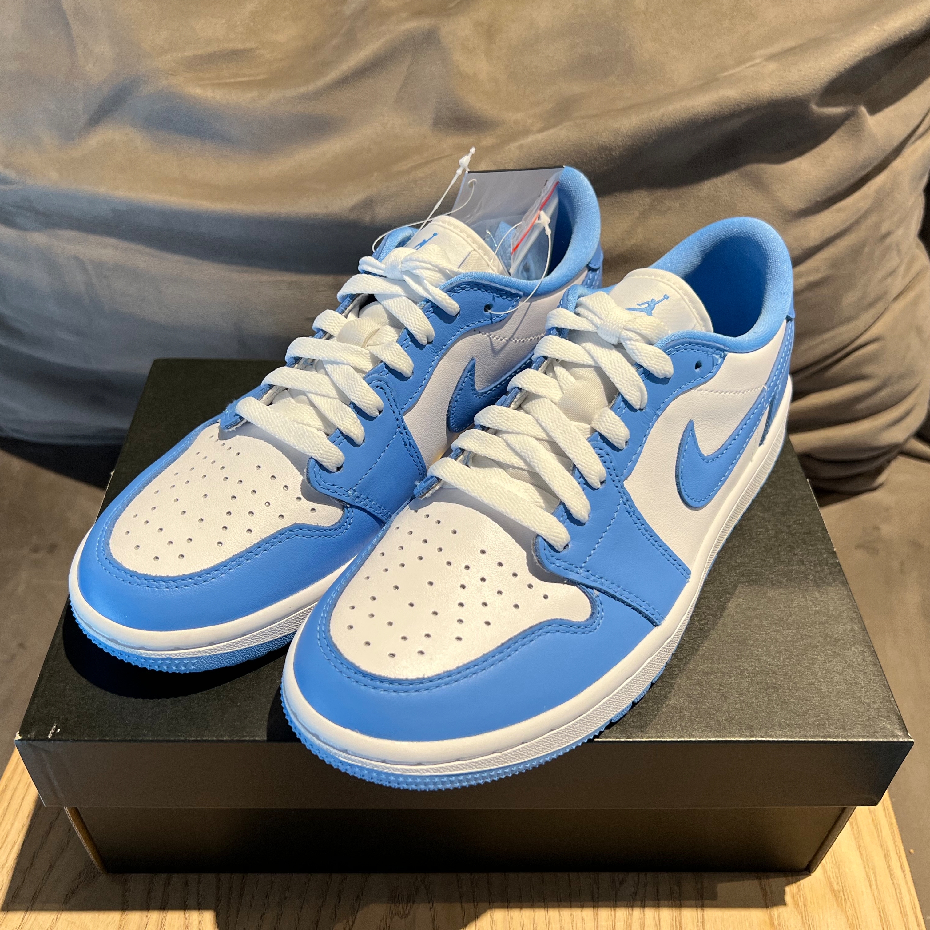 Jordan 1 Low Golf White and University Blue 착용 스타일