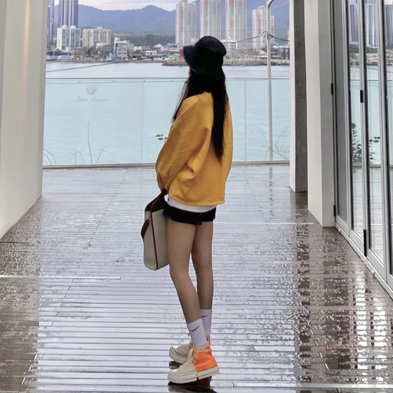 Converse x Feng Chen Wang Chuck 70 2-in-1 Persimmon Orange, Burberry Mini Two-Tone Canvas and Leather Pocket Bag Natural Malt Brown 착용 스타일 - 2