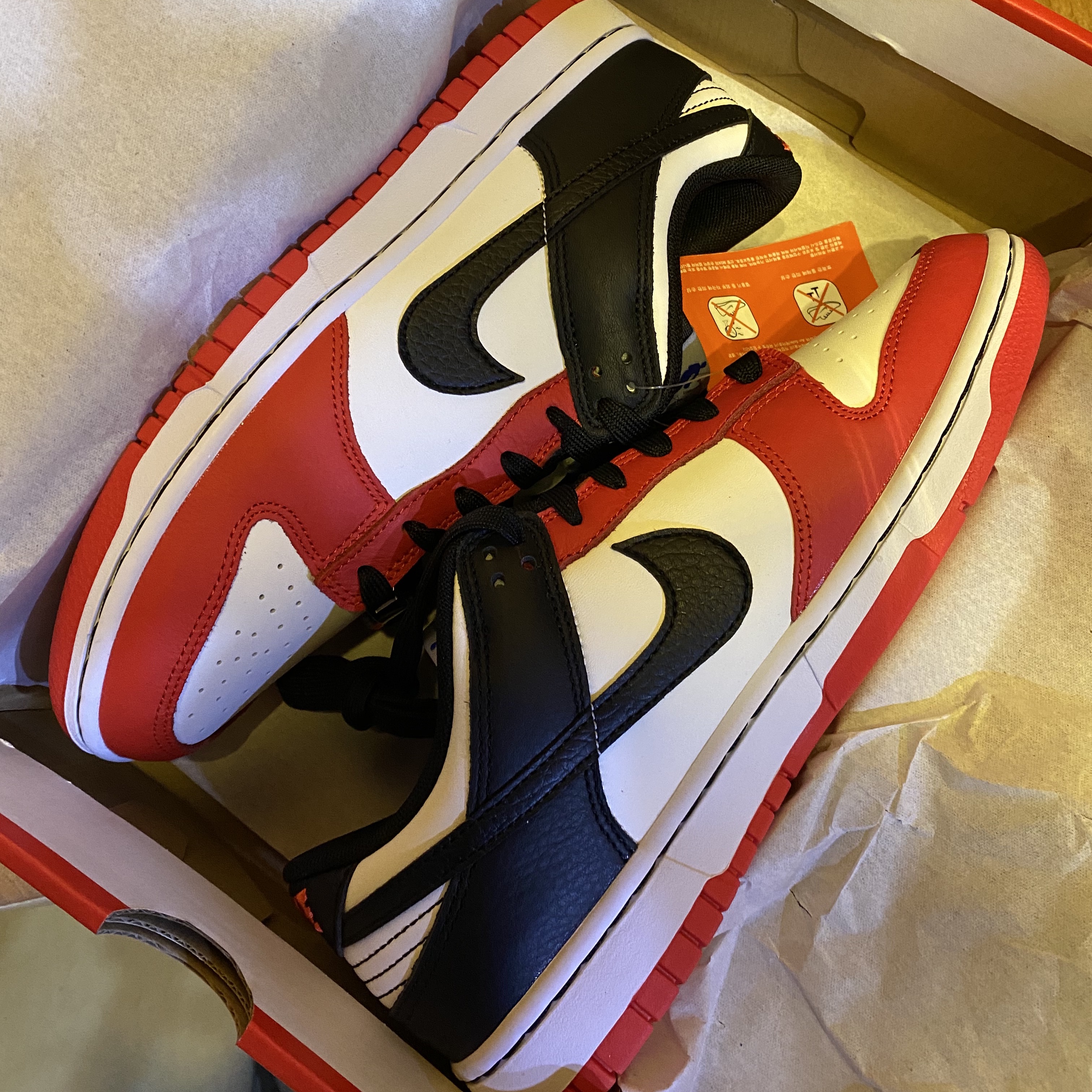 Nike x NBA Dunk Low Retro EMB Black and Chile Red 착용 스타일
