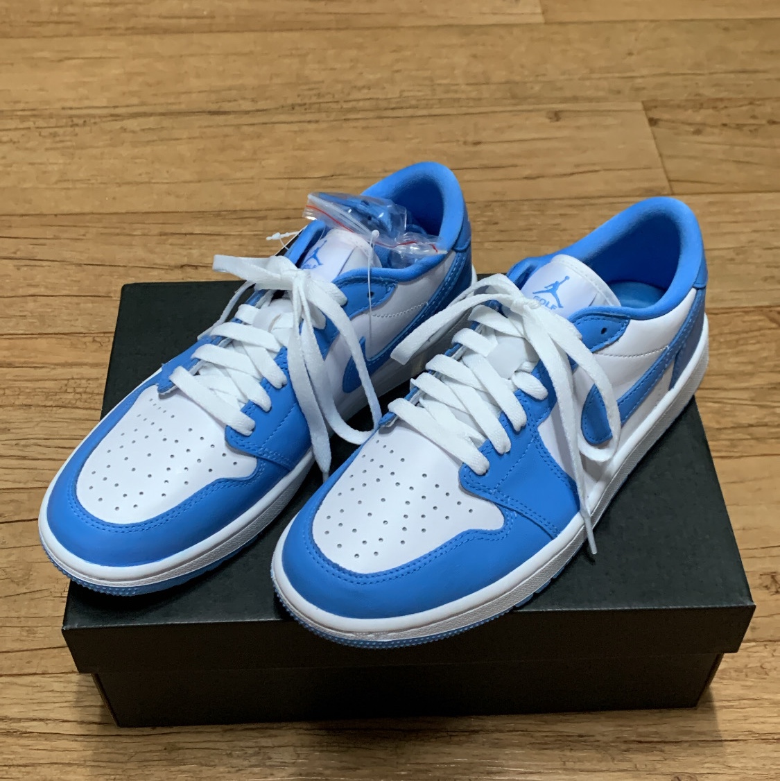 Jordan 1 Low Golf White and University Blue 착용 스타일