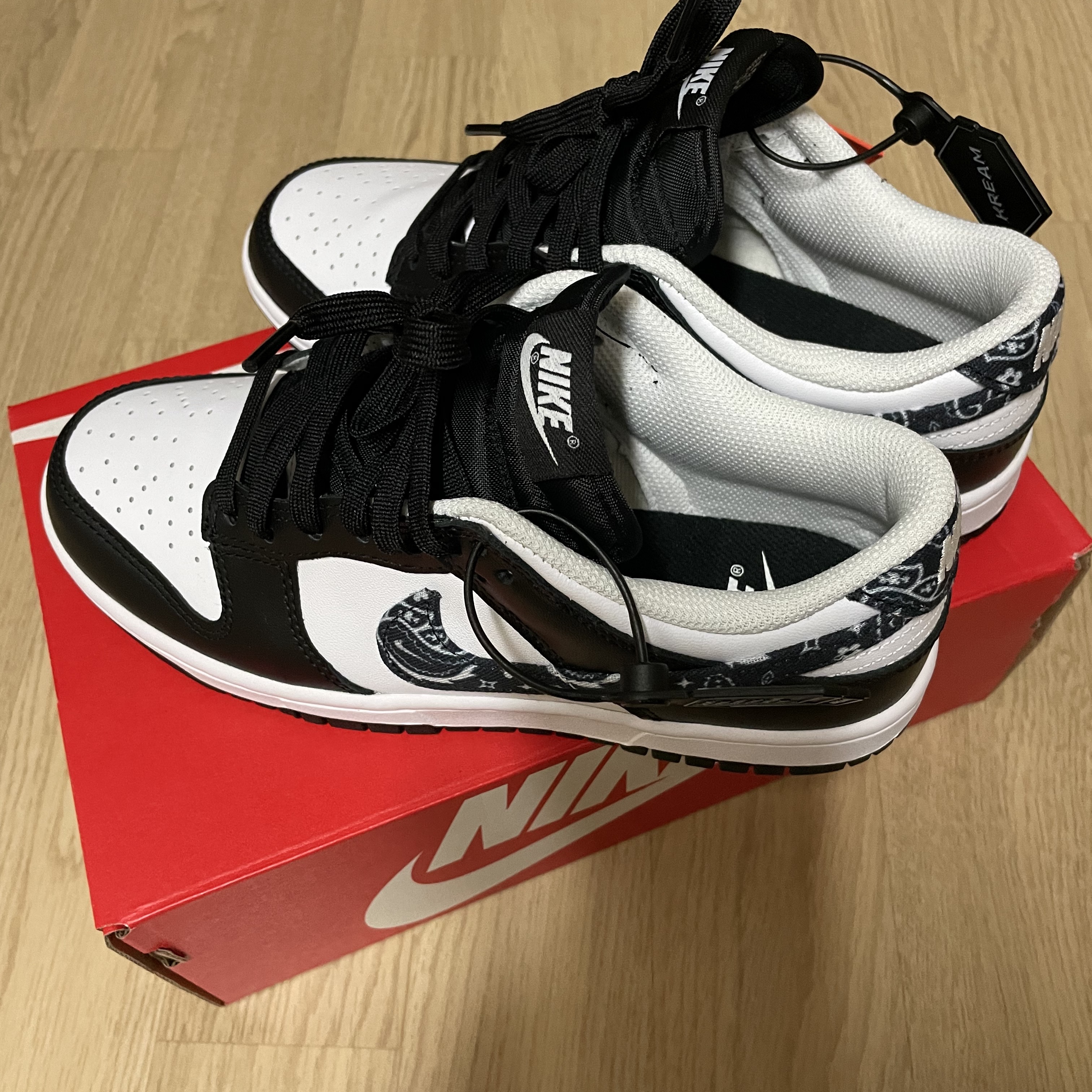 (W) Nike Dunk Low Essential Black Paisley 착용 스타일