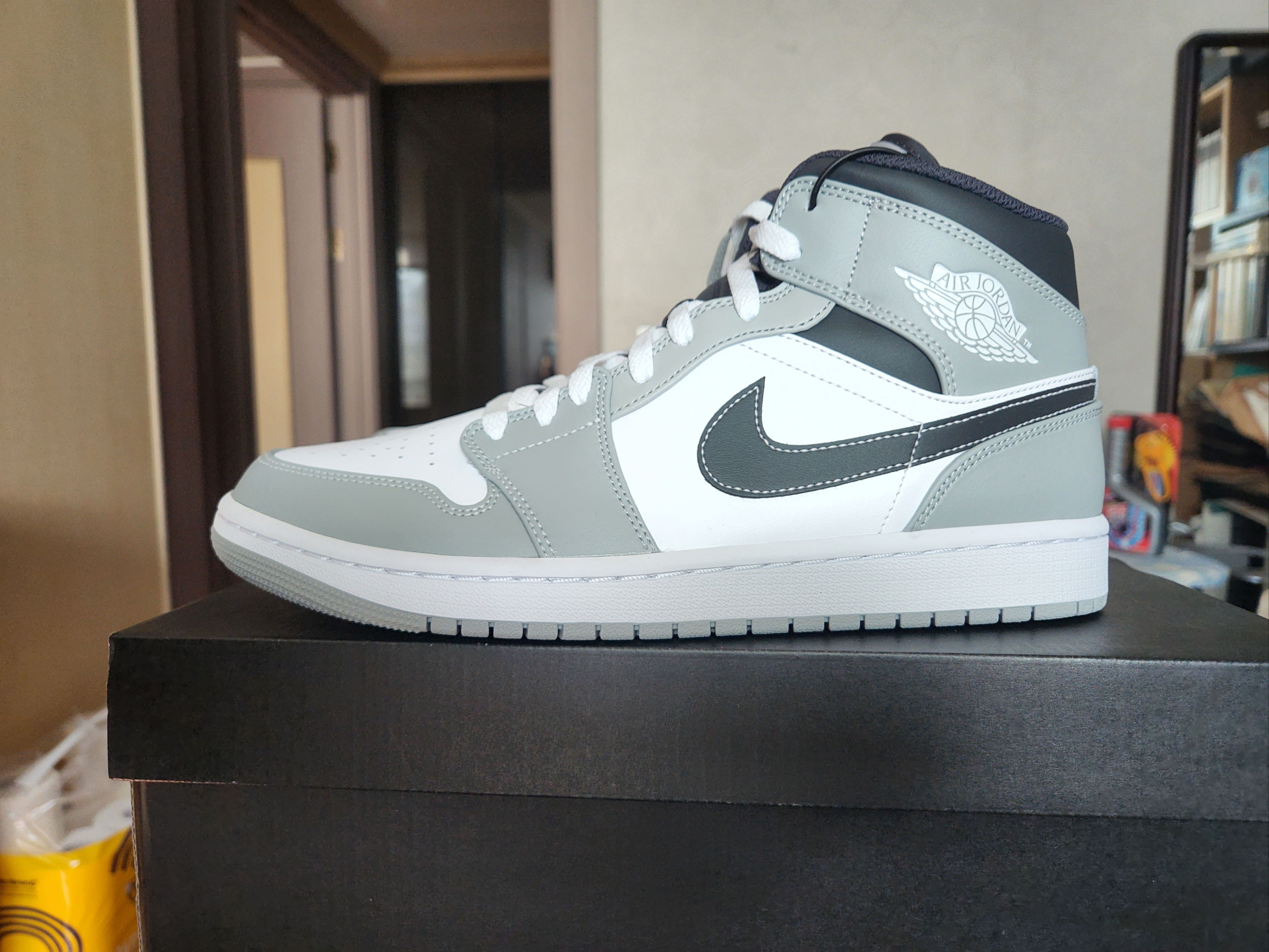 Jordan 1 Mid Light Smoke Grey Anthracite 착용 스타일 - 3