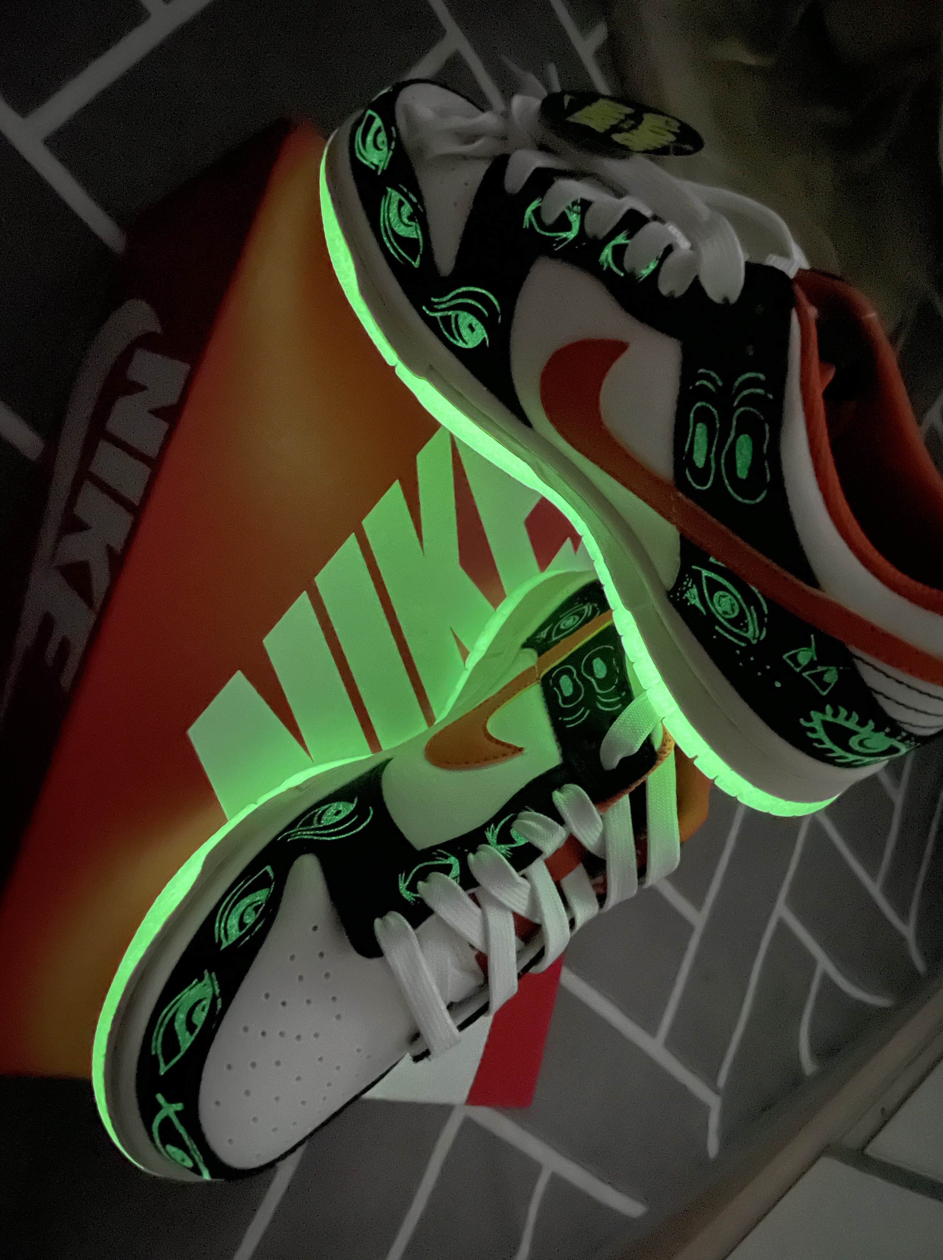 Uniqlo x White Mountaineering WPJ Ultra Light Down Oversized Jacket Olive, Nike Dunk Low Retro PRM Halloween 착용 스타일 - 3