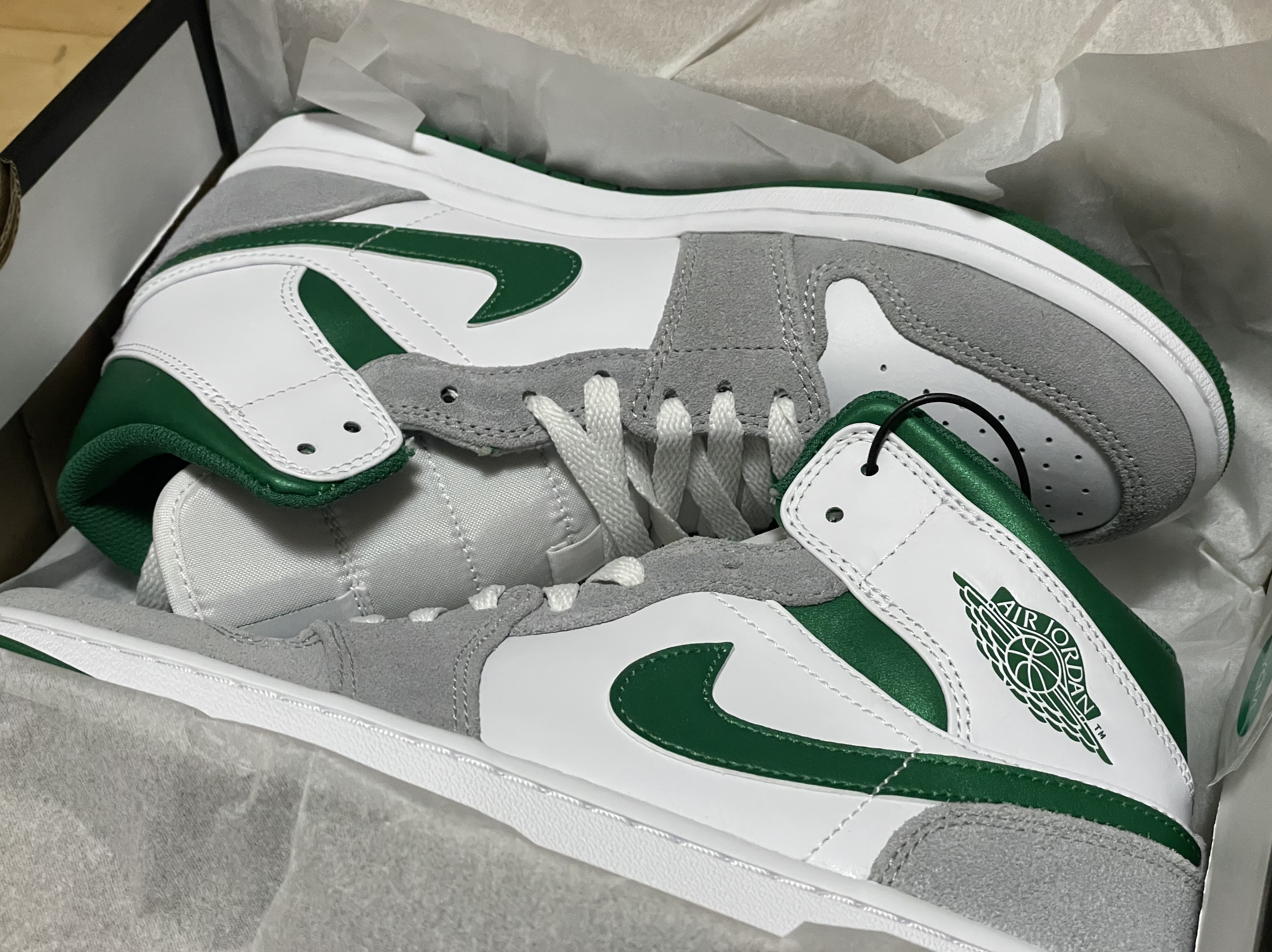 Jordan 1 Mid SE Pine Green Light Smoke Grey 착용 스타일 - 4
