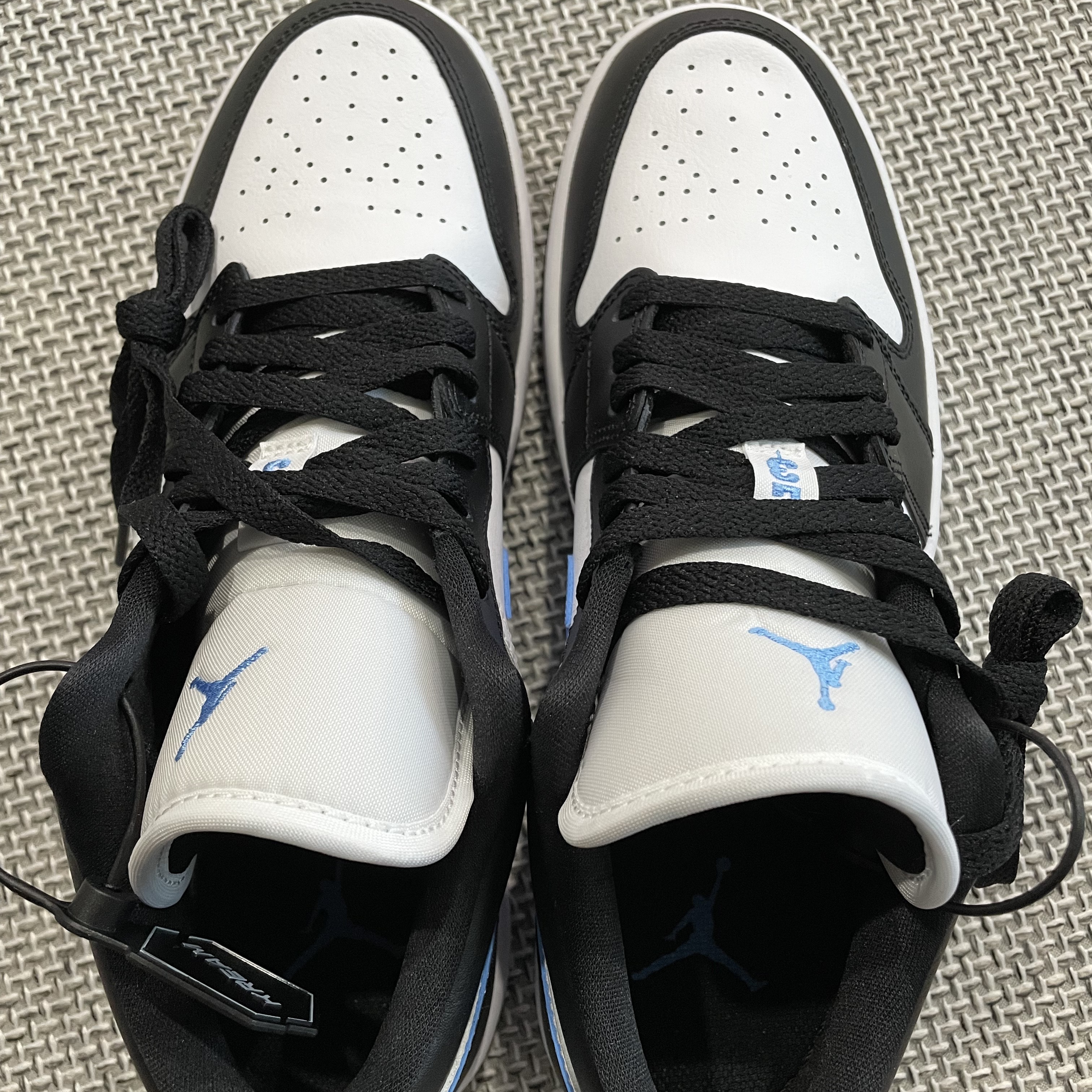 (W) Jordan 1 Low Black University Blue 착용 스타일 - 1