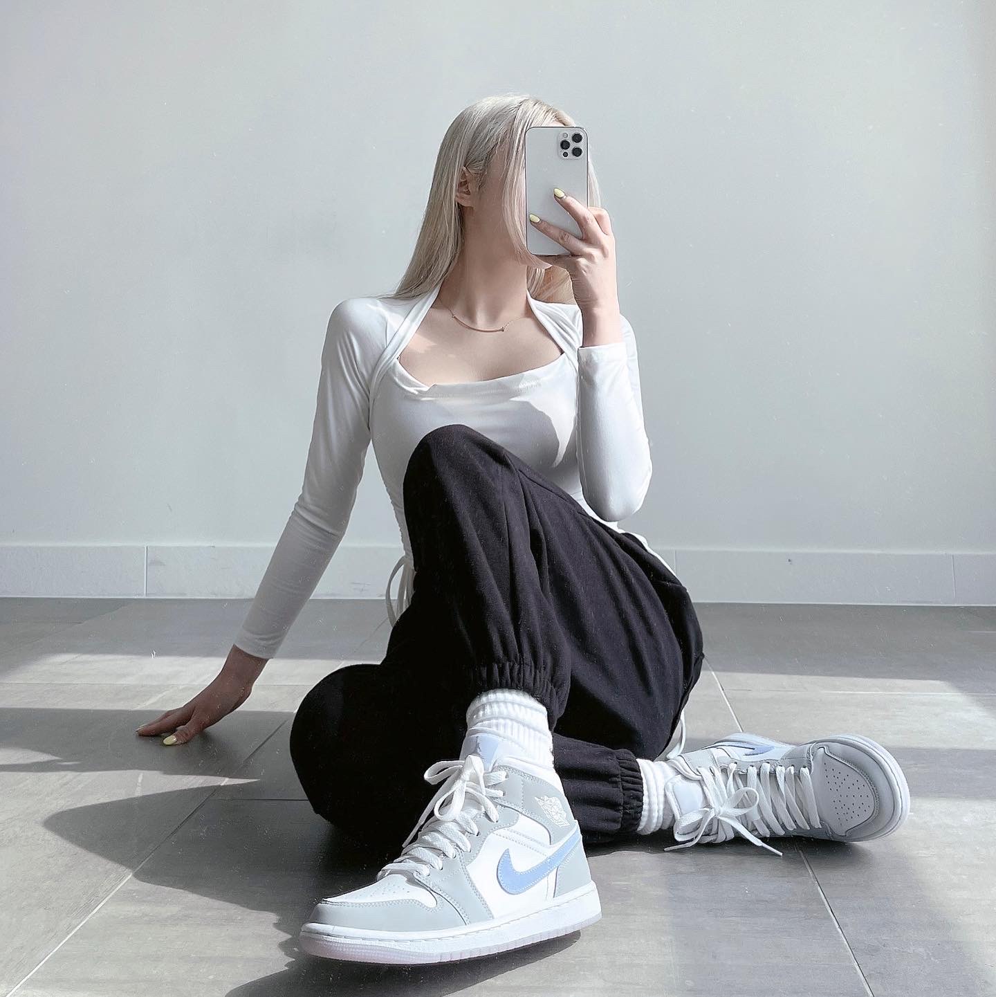 (W) Jordan 1 Mid Wolf Grey 착용 스타일 - 2